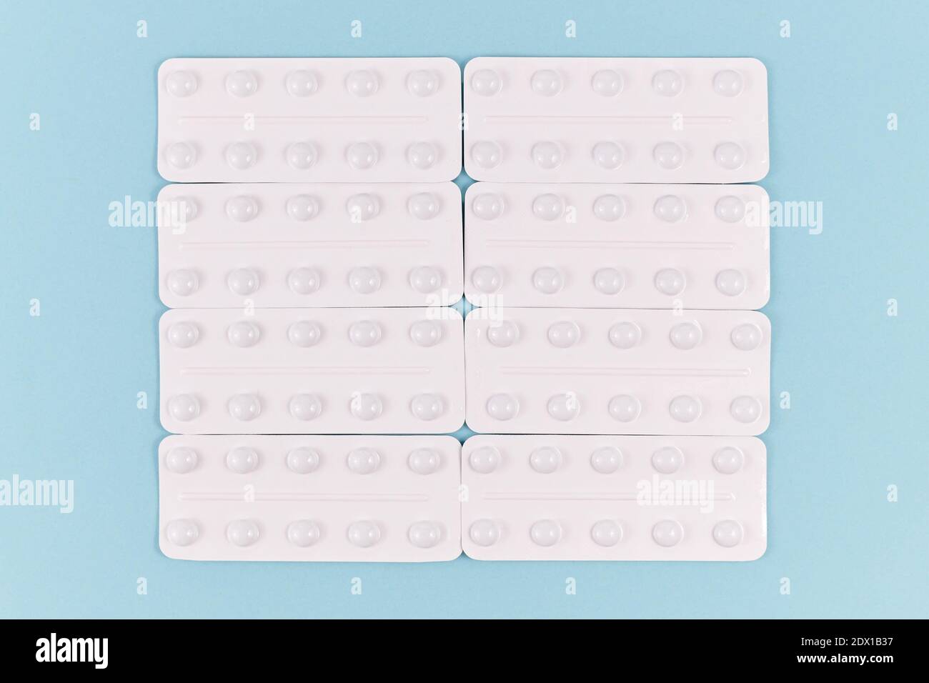 Pille Blisterpackungen nebeneinander auf blau ausgerichtet Hintergrund Stockfoto