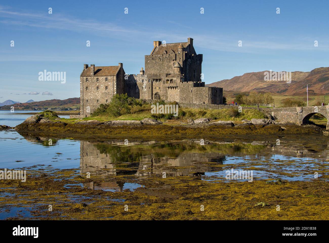 Eilean Donan Castle, gelegen auf einer Insel an der Stelle, wo sich drei große Seerochsen treffen, in den schottischen Highlands. Stockfoto