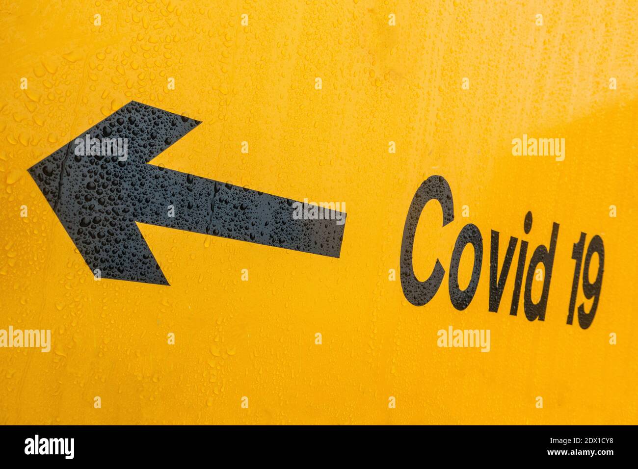 Covid 19 Schild mit Richtungspfeil nach oben Stockfoto