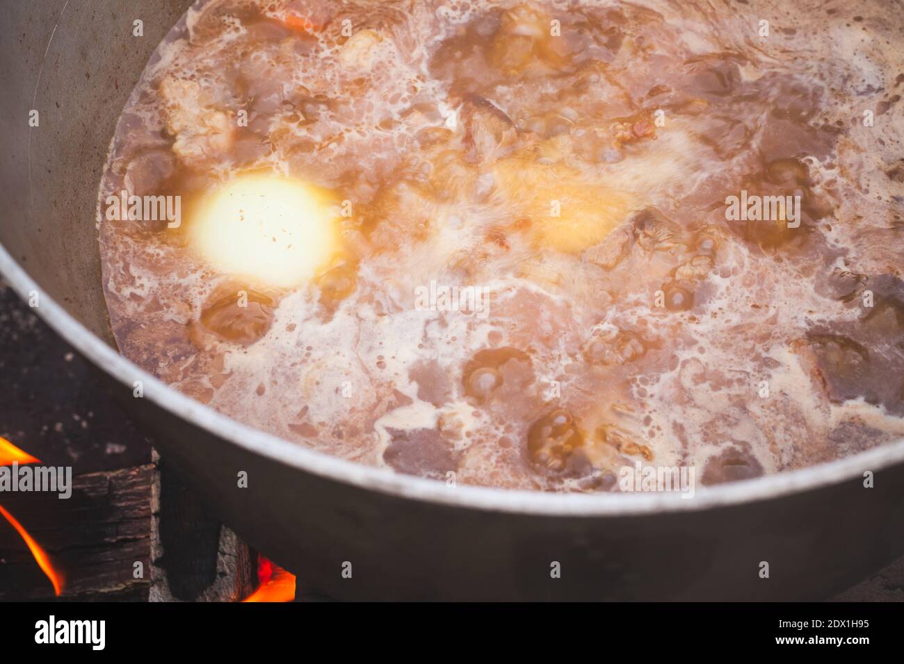 Kochende Brühe mit Gemüse. Vorbereitung der Chorba-Suppe am offenen Feuer, traditionelle Mahlzeit für viele nationale Küchen Stockfoto