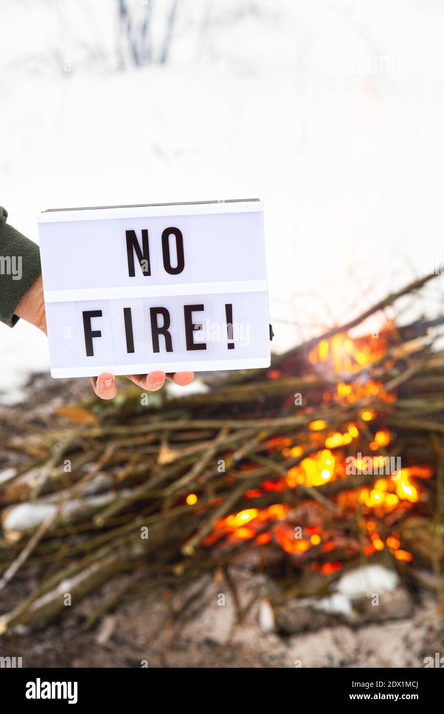 Das Konzept des Naturschutzes, Schutz vor Waldbränden, Ökologie. Feuerwarnung öffnen. Stockfoto