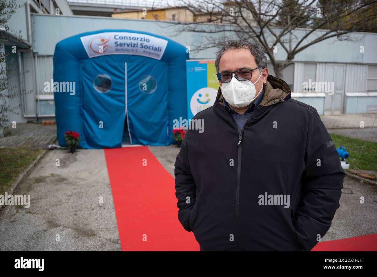 Parolise, Italien. Dezember 2020. Seit Beginn des Notfalls in Covid gab es in Kampanien nie ein "Zimmer der Kugen", das erste wurde in der Villa Paradiso di Parolise, in einer kleinen Stadt in der Avellino-Gegend, gegründet. Die Angehörigen der Gäste des Hotelhauses konnten schließlich ihre Lieben nach Vereinbarung treffen und anfassen. (Foto von Vincenzo Noletto/Pacific Press) Quelle: Pacific Press Media Production Corp./Alamy Live News Stockfoto