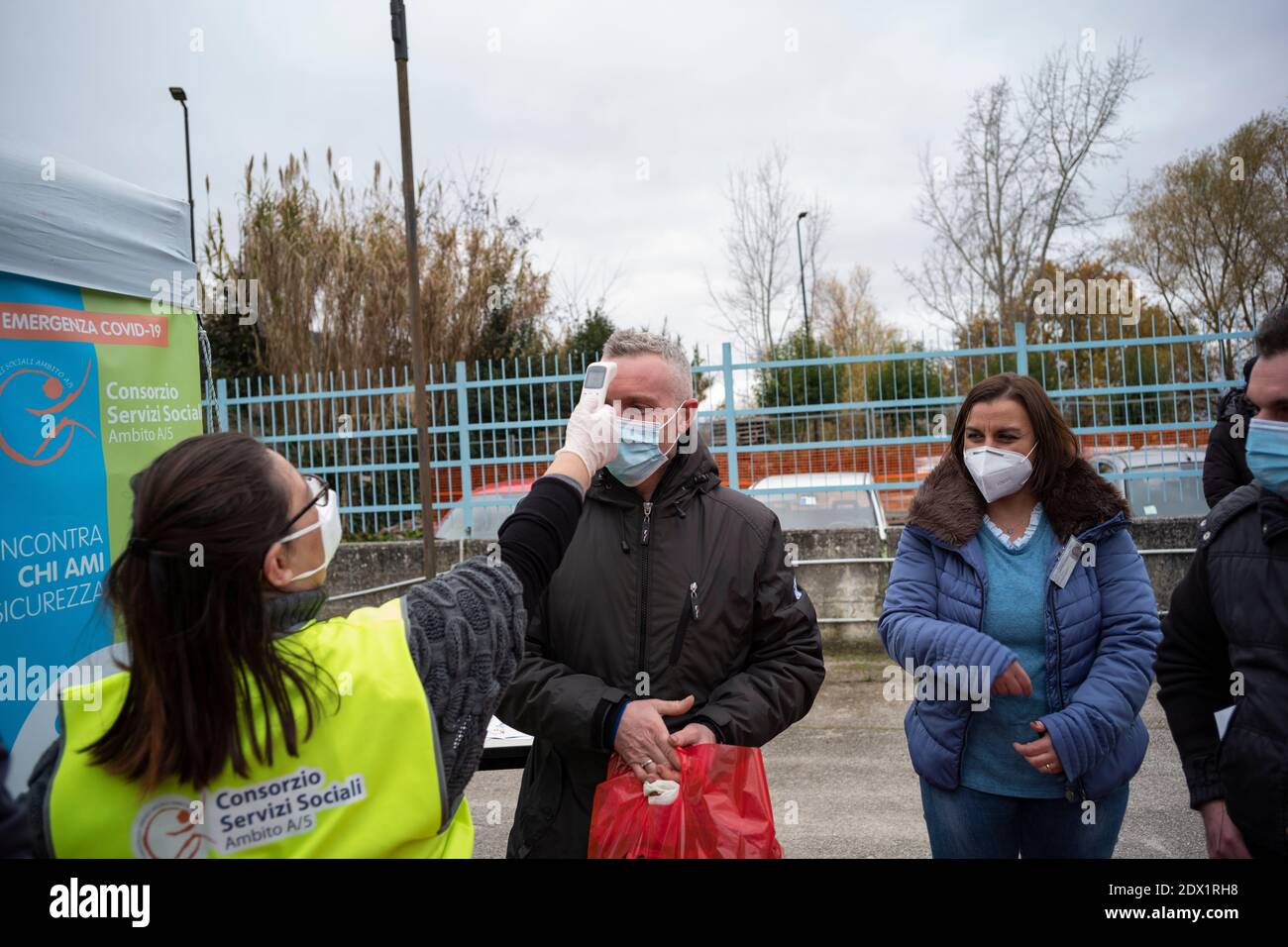 Parolise, Italien. Dezember 2020. Seit Beginn des Notfalls in Covid gab es in Kampanien nie ein "Zimmer der Kugen", das erste wurde in der Villa Paradiso di Parolise, in einer kleinen Stadt in der Avellino-Gegend, gegründet. Die Angehörigen der Gäste des Hotelhauses konnten schließlich ihre Lieben nach Vereinbarung treffen und anfassen. (Foto von Vincenzo Noletto/Pacific Press) Quelle: Pacific Press Media Production Corp./Alamy Live News Stockfoto