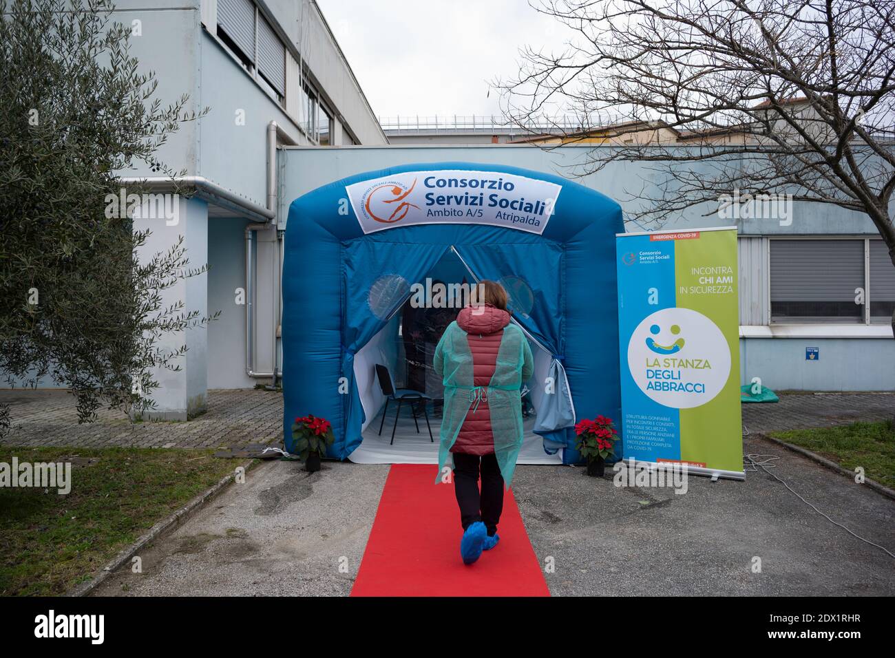 Parolise, Italien. Dezember 2020. Seit Beginn des Notfalls in Covid gab es in Kampanien nie ein "Zimmer der Kugen", das erste wurde in der Villa Paradiso di Parolise, in einer kleinen Stadt in der Avellino-Gegend, gegründet. Die Angehörigen der Gäste des Hotelhauses konnten schließlich ihre Lieben nach Vereinbarung treffen und anfassen. (Foto von Vincenzo Noletto/Pacific Press) Quelle: Pacific Press Media Production Corp./Alamy Live News Stockfoto