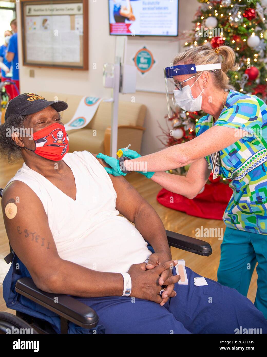 Bay Pines, Usa. Dezember 2020. Marine Corps Veteran Danny James, Sr., Bewohner des Bay Pines VA Healthcare System Community Living Center, erhält einen COVID-19-Impfstoff 22. Dezember 2020 in Bay Pines, Florida. Quelle: Planetpix/Alamy Live News Stockfoto