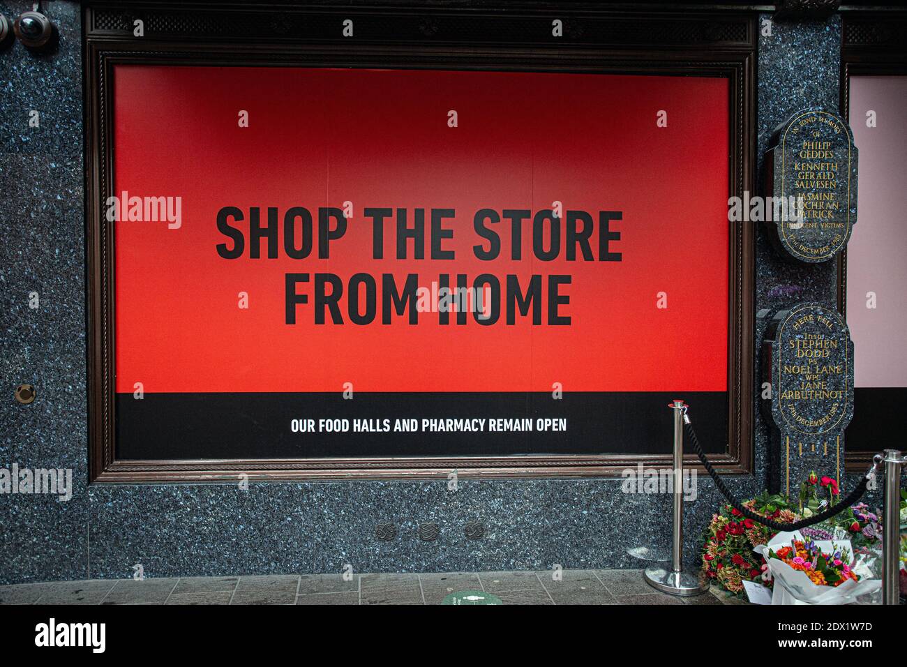 Großbritannien / England / London / Schilder vor der Tür Shoppen Sie den Laden am 23. Dezember 2020 von zu Hause aus in Harrods Knightsbridge in London. Stockfoto