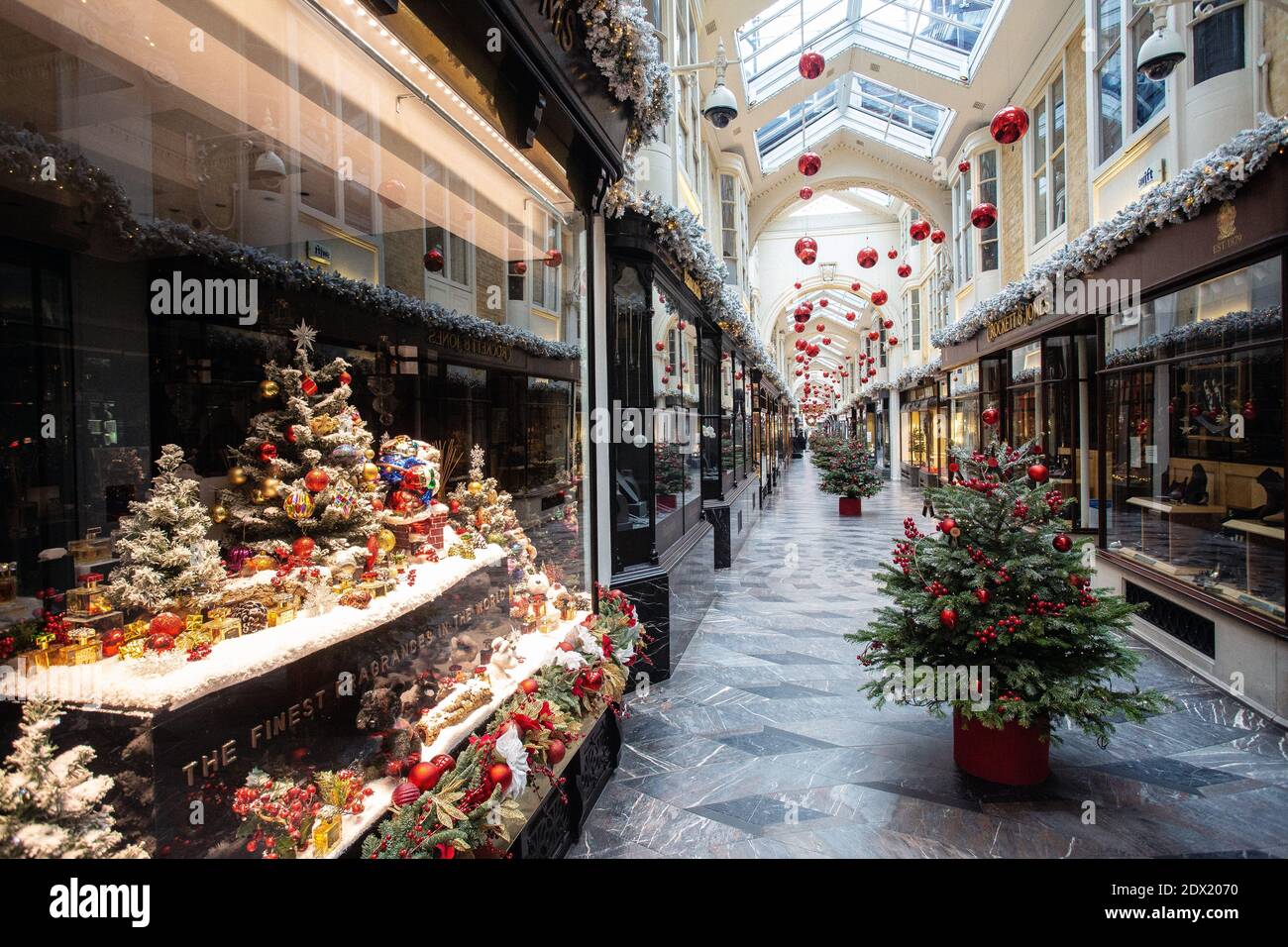 Reat Britain / England / London / Keine Einkäufer, die am 23. Dezember in einer weihnachtlichen Burlington Arcade in London Schaufenster ansehen. Stockfoto