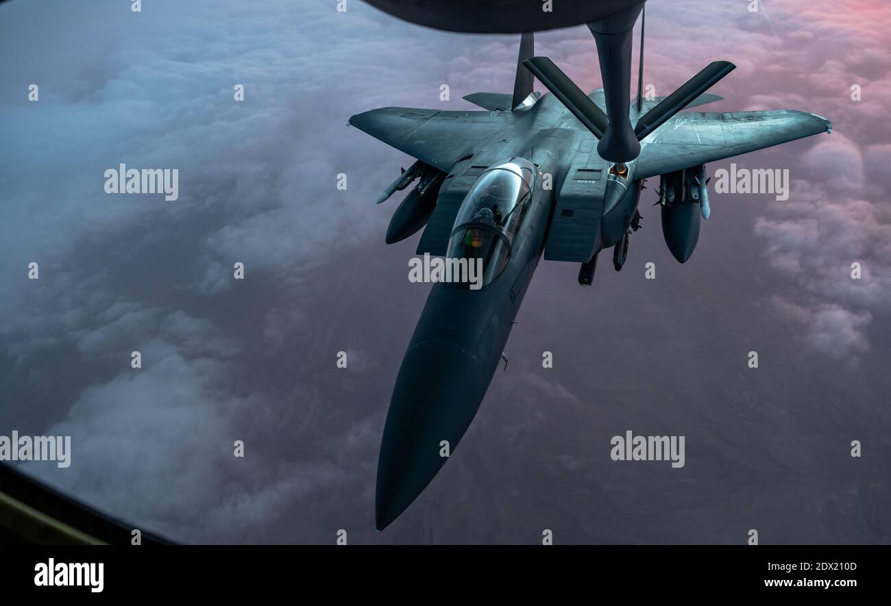 Irak Luftraum, Irak. Dezember 2020. Ein F-15E Strike Eagle Kampfflugzeug der US Air Force tankt während einer Patrouille im Rahmen der Operation Inhärent Resolve am 22. Dezember 2020 über den Irak von einem KC-135 Stratotanker zurück. Quelle: Planetpix/Alamy Live News Stockfoto