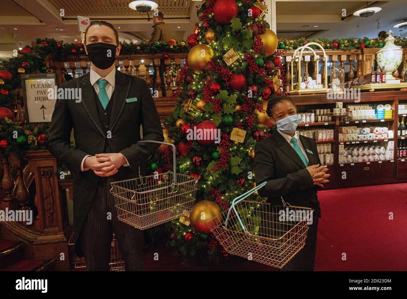 England /London/ Piccadilly/ Persönliche Käufer, die wegen der COVID-19 Pandemie eine Gesichtsmaske tragen, am 23. Dezember 2020 bei Fortnum & Mason in London. Stockfoto