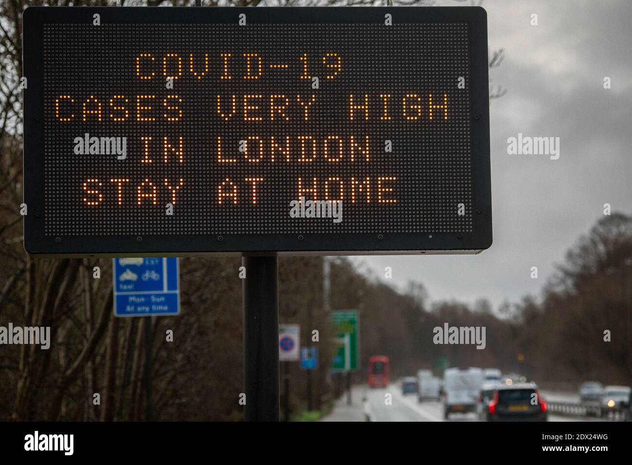 Großbritannien/A-Schild, auf der A3-Straße, eine große Straße, die London in Südengland verbindet, weist an, während des Covid-19-Coronavirus-Ausbruchs zu Hause zu bleiben. Stockfoto