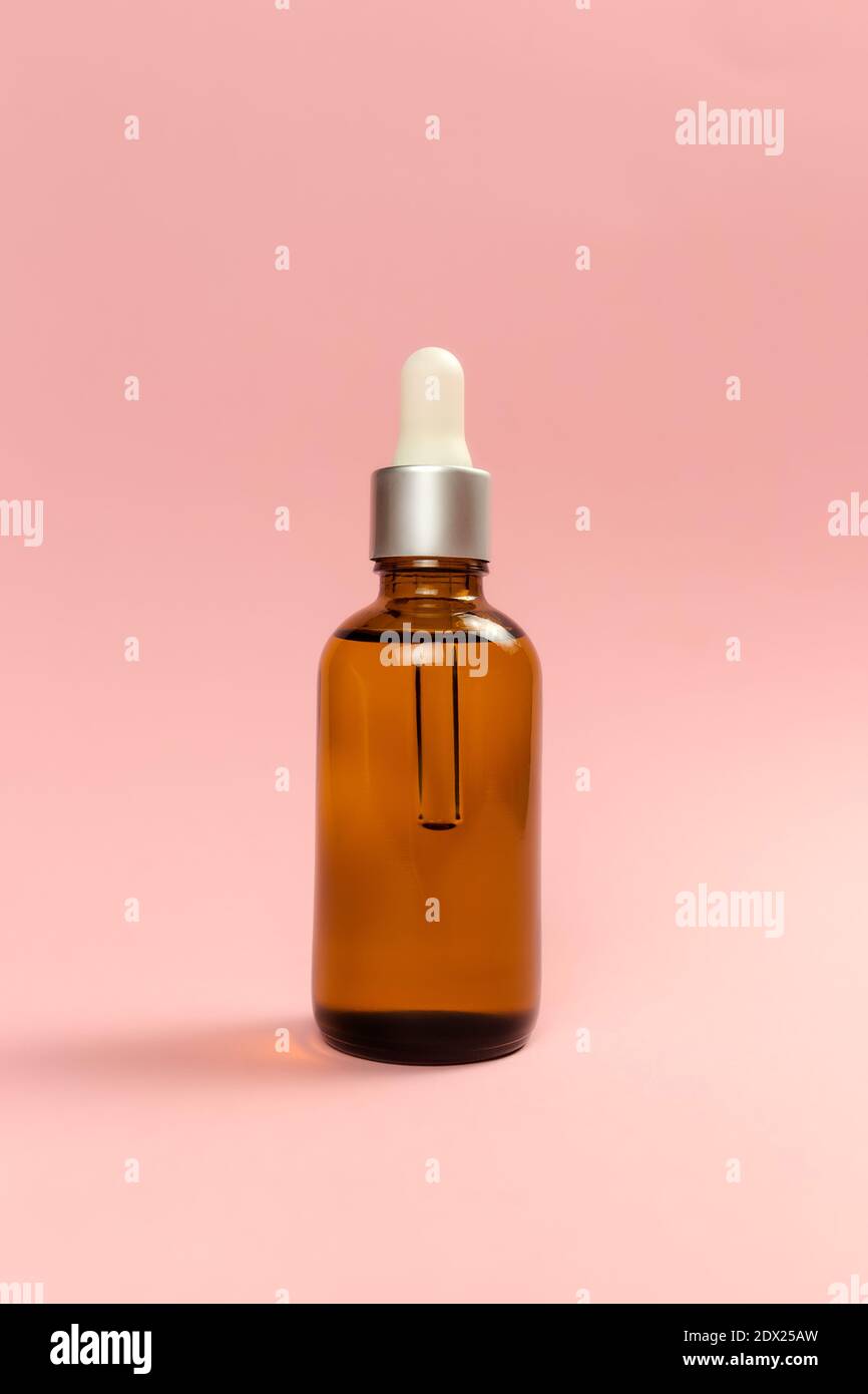 Flasche kosmetisches Öl auf rosa Hintergrund Stockfoto