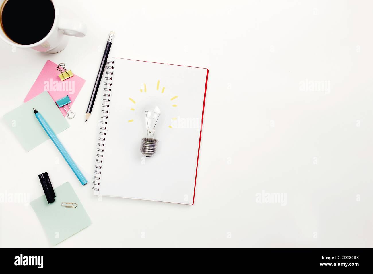 Notizbuch und Stift auf dem Tisch, Idee bei der Arbeit, Arbeitsbereich Stockfoto