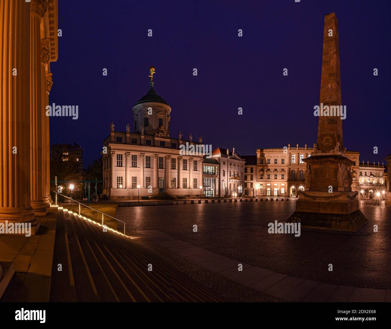 Alter Markt in Potsdam, Brandenburg. Aufnahme während der blauen Stunde. Stockfoto