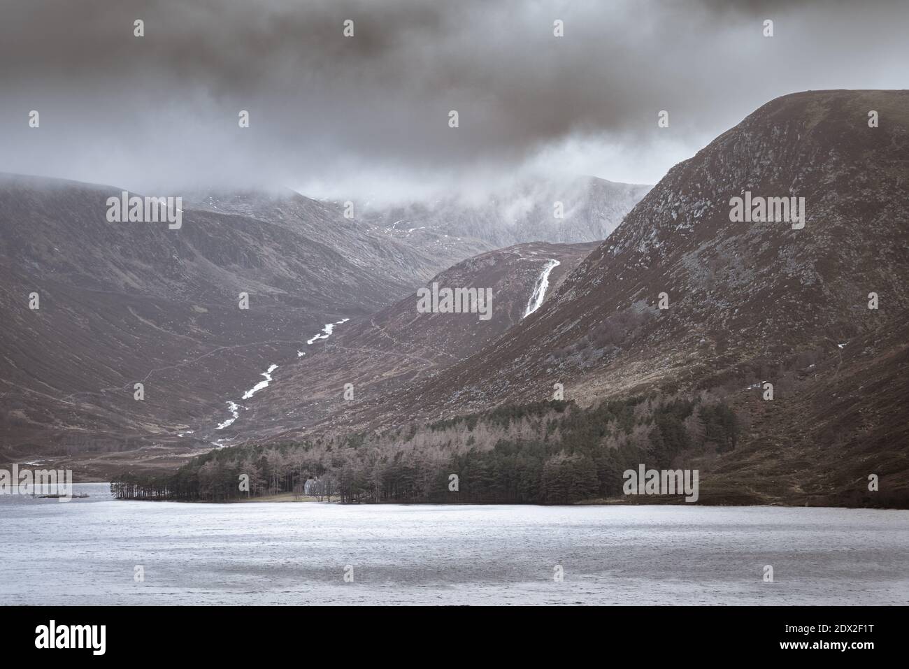 Glas Allt Shiel Bothy am Ufer des Loch Muick im Cairngorms National Park, Schottland Stockfoto