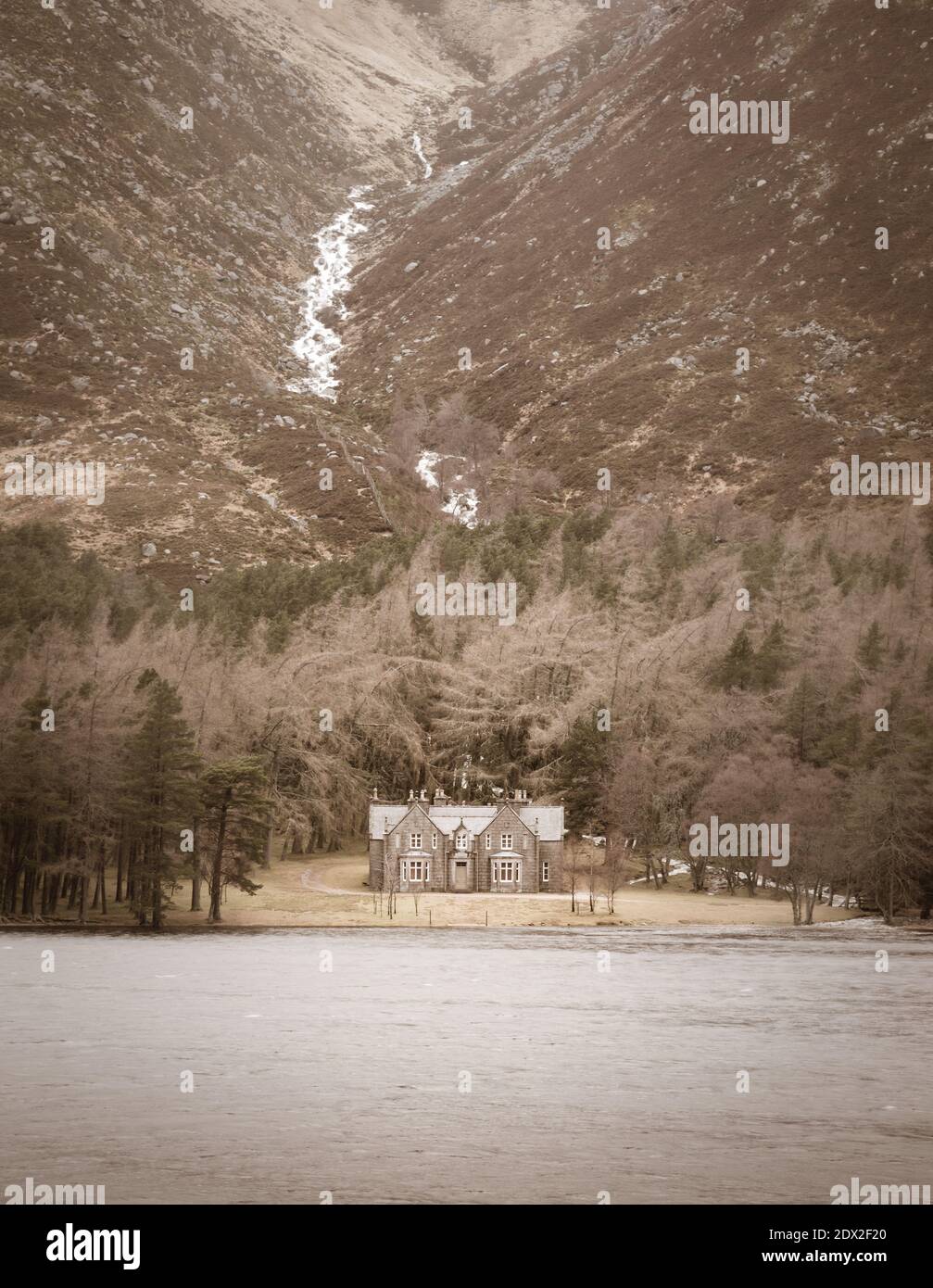 Glas Allt Shiel Bothy am Ufer des Loch Muick im Cairngorms National Park, Schottland Stockfoto