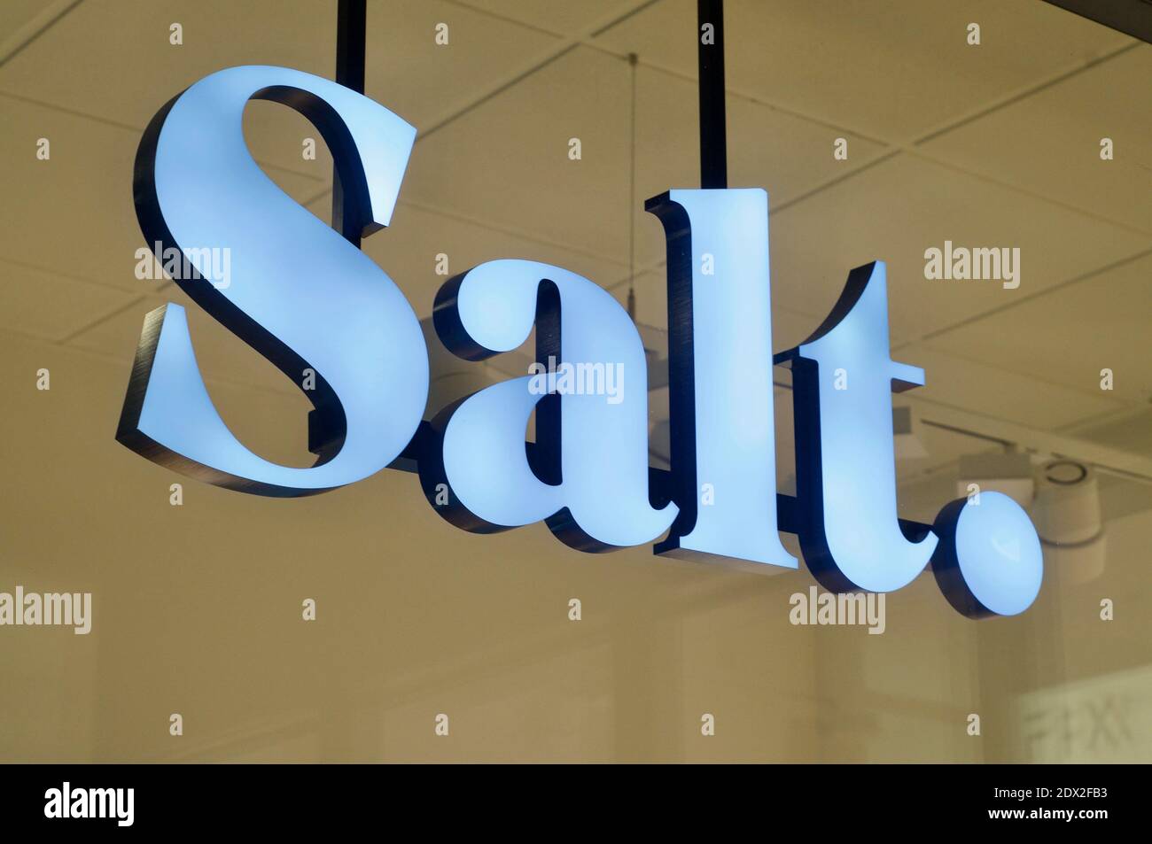 Lugano, Schweiz - 26. November 2020 : Salt Mobile Schild vor einem Laden in Lugano. Salt. Ist ein Schweizer Telekommunikationsanbieter von Mob Stockfoto