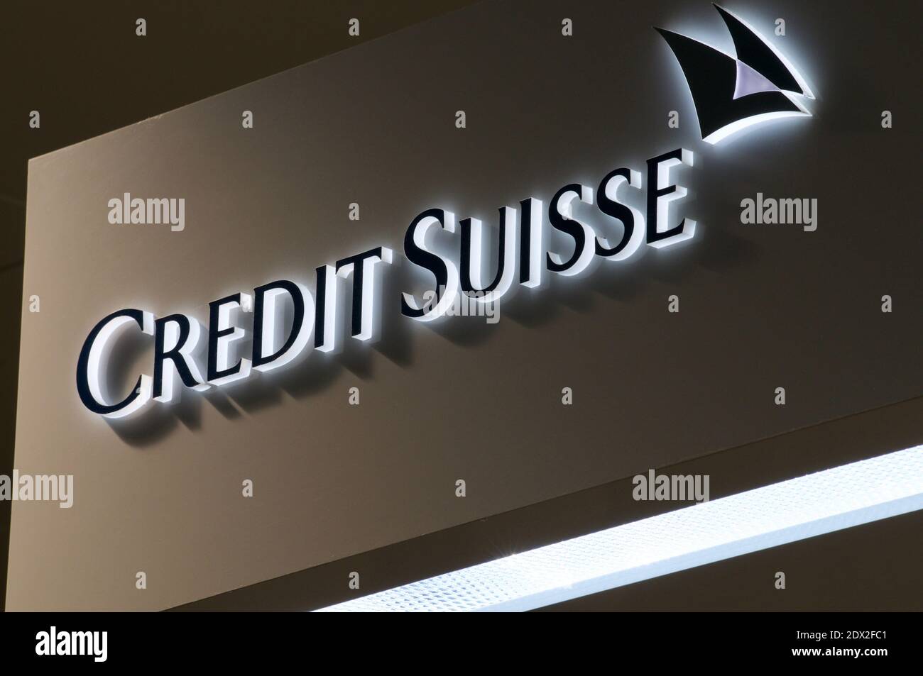 Lugano, Tessin, Schweiz - 26. November 2020 : Nahaufnahme des fluoreszierenden Credit Suisse Bankzeichens in Lugano.die Credit Suisse ist ein globaler Vermögensverwalter Inv Stockfoto