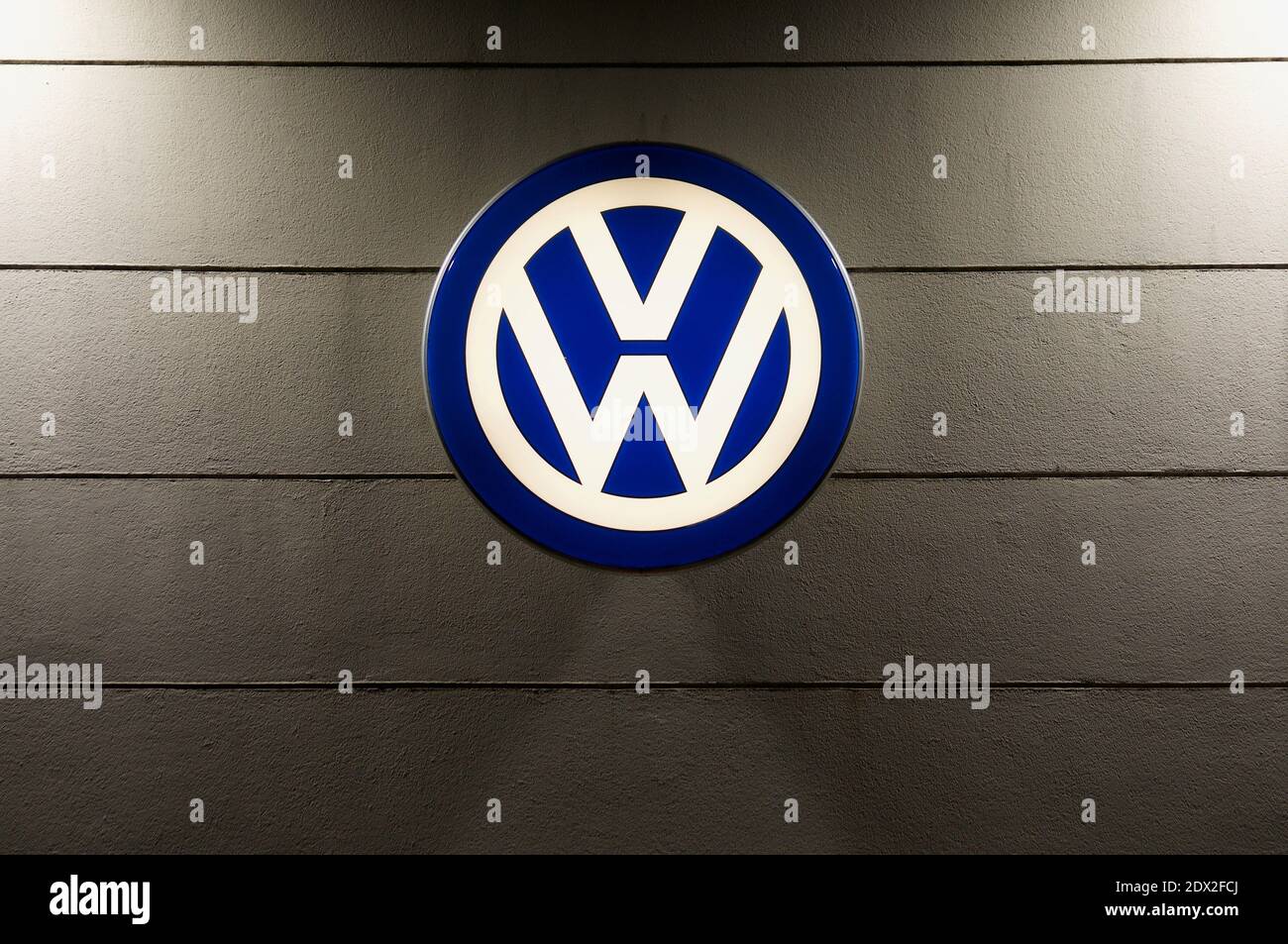 Lugano, Tessin, Schweiz - 3. Dezember 2020 : Luminöses VW-Logo der Volkswagen AG an einem Autohaus in Lugano. VW ist einer der Weltler Stockfoto
