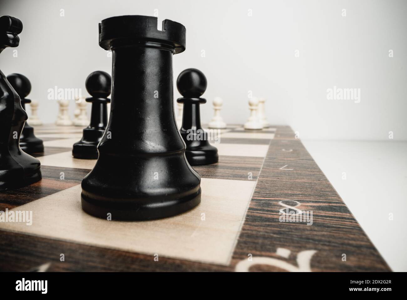 Macro photo of chess pieces on a chess board Stockfoto