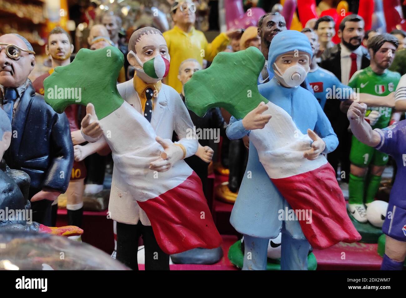 Neapel, Italien Dezember 2020: Italienische Ärzte und Krankenschwestern Protagonisten in der covid Pandemie, in der Kunst der neapolitanischen Geburt von S. Gregorio Armeno wiederholt. Hochwertige Fotos Stockfoto