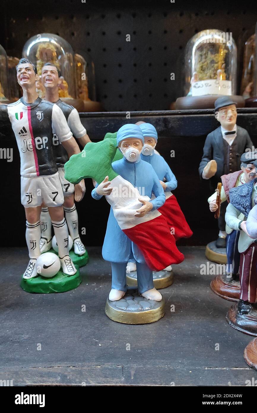 Neapel, Italien Dezember 2020: Italienische Ärzte und Krankenschwestern Protagonisten in der covid Pandemie, in der Kunst der neapolitanischen Geburt von S. Gregorio Armeno wiederholt. Hochwertige Fotos Stockfoto
