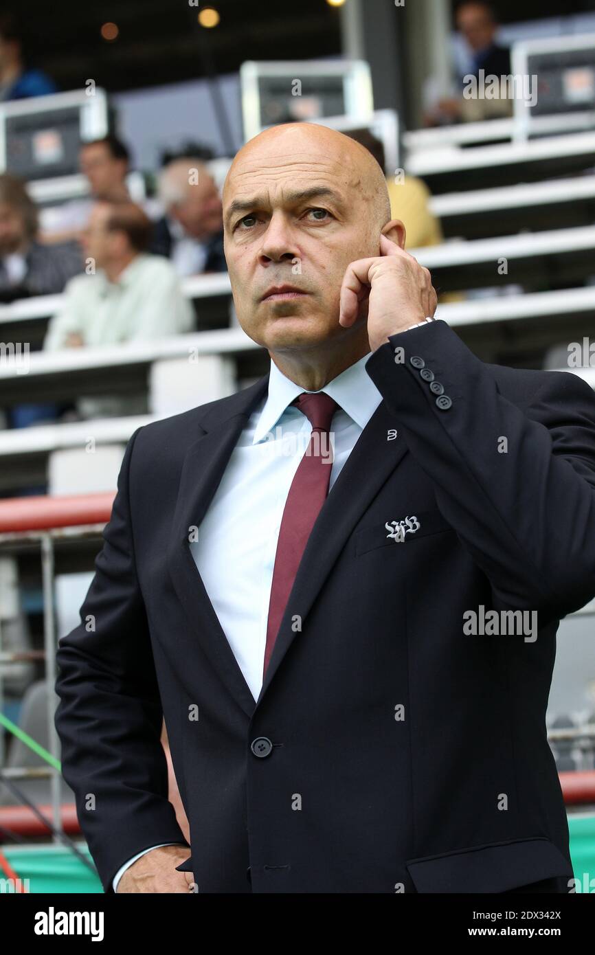 firo Fußball, Fußball, 14.08.2010, DFB-Pokal, Saison 2010/2011 SV Babelsberg 03 - VfB Stuttgart, 1: 2 Trainer Christian Gross, Stuttgart, Halbfigur Es gelten unsere AGB, einsehbar unter www.firosportphoto.de Copyright by firo sportphoto: Pfefferackerstr. 2a 45894 G elsenkirchen www.firosportphoto.de mail@firosportphoto.de (V olksbank B ochum - W itten) BLZ .: 430 601 29 Kt. Nr .: 341 117 100 Tel: 0209 - 9304402 Fax: 0209 - 9304443 - Nutzung weltweit Stockfoto