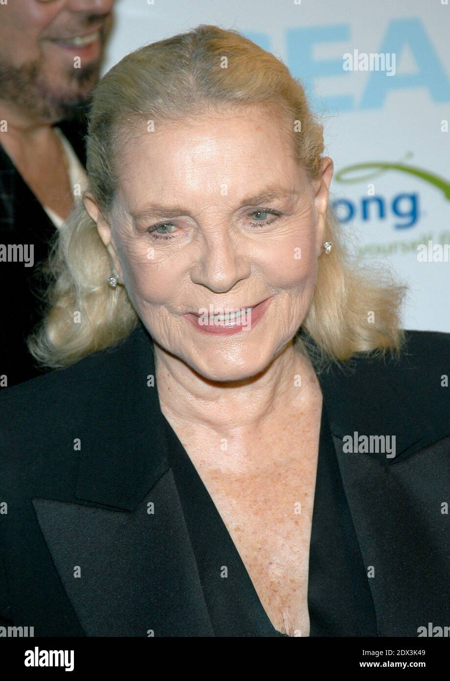 Die Hollywood-Schauspielerin Lauren Bacall ist im Alter von 89 Jahren nach einem Schlaganfall in ihrem Haus in New York gestorben. Datei Foto : Schauspielerin Lauren Bacall kommt nach New York Premiere von -Beyond the Sea- im Ziegfeld Theater in New York City am Mittwoch, 8. Dezember 2004 statt. Foto von Slaven Vlasic/ABACA Stockfoto