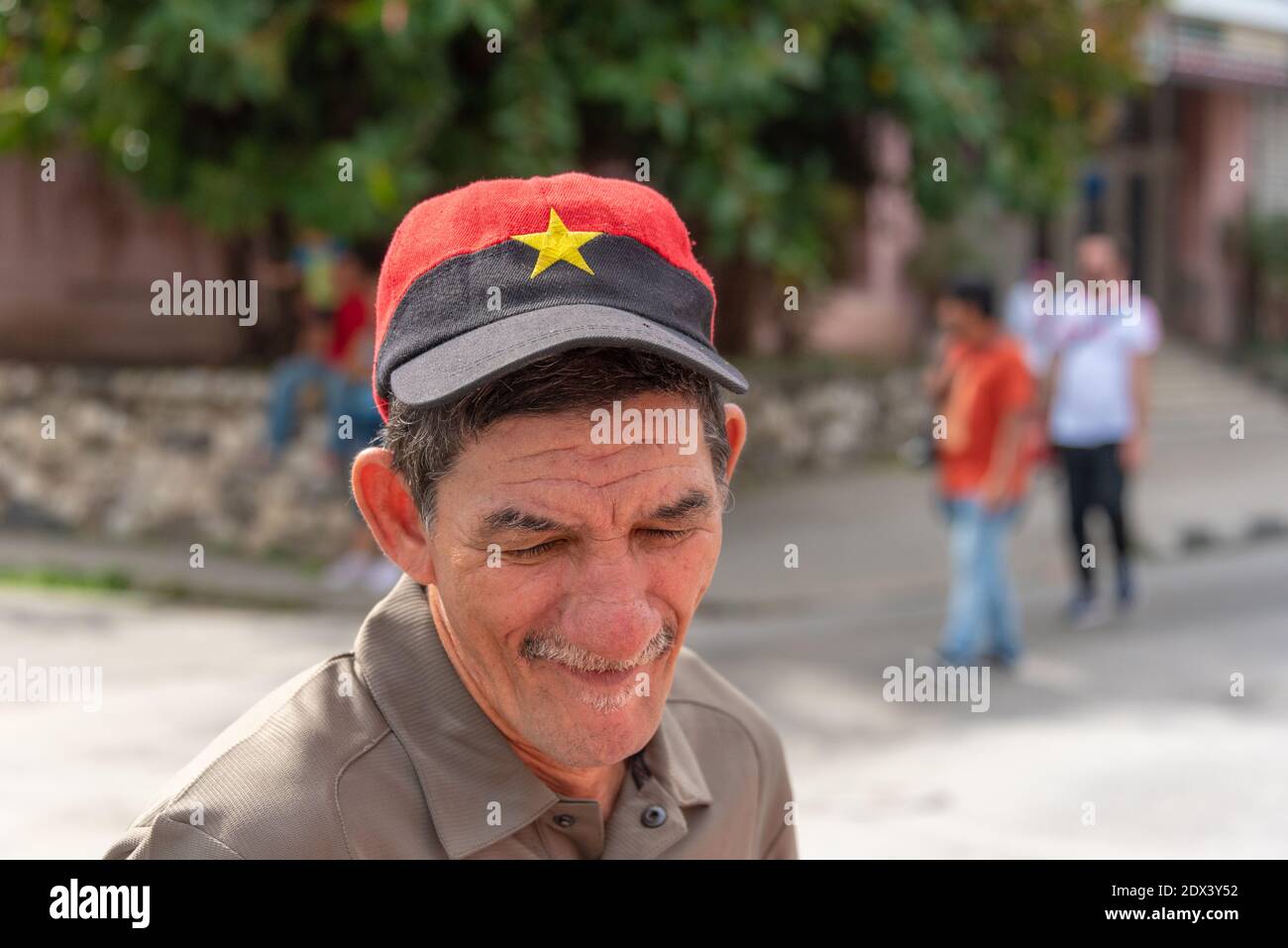 Kubanischer Mann mit Baseballmütze mit der Flagge von Angola, Santa Clara, Kuba Stockfoto