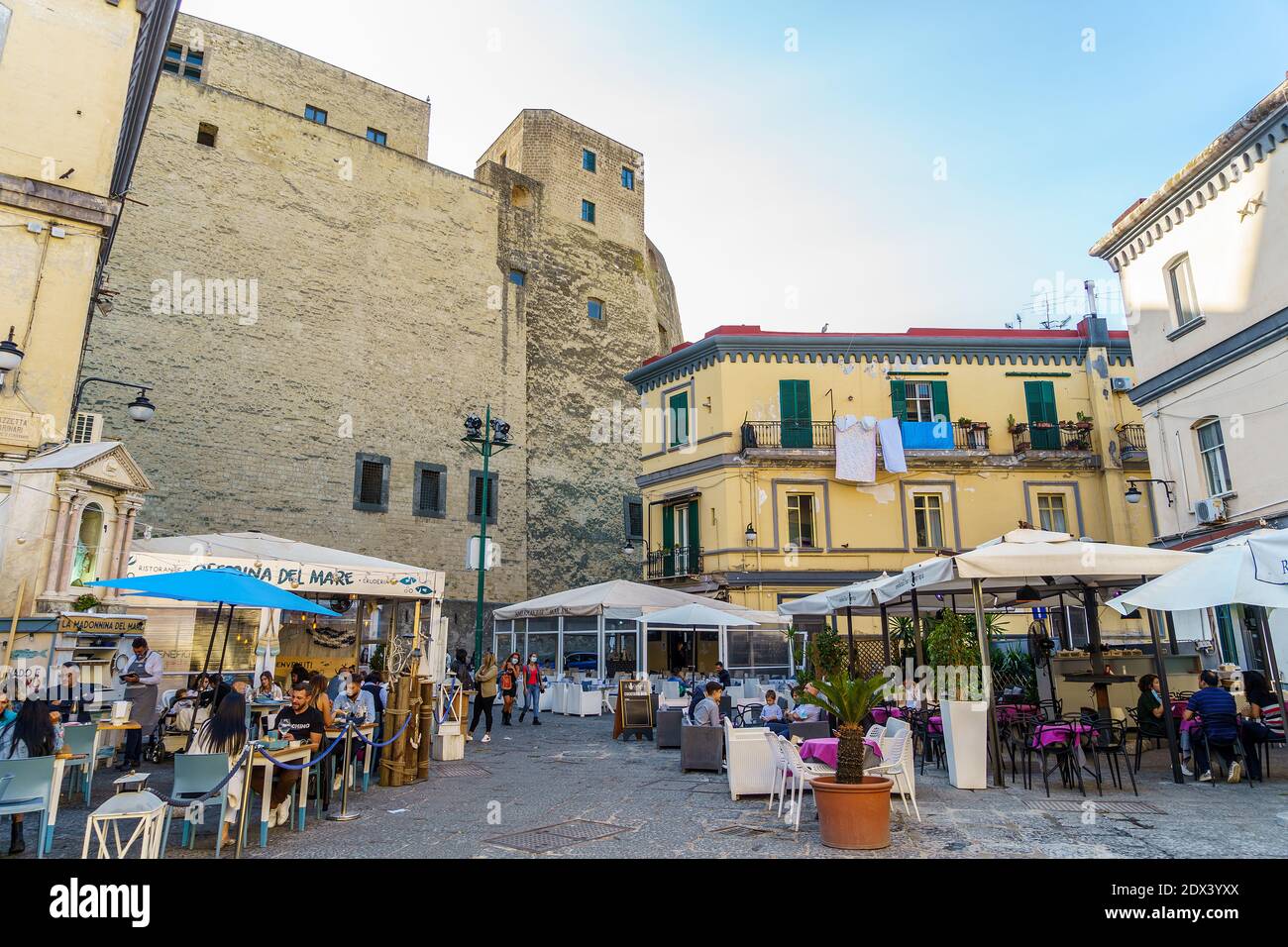 Neapel, Italien, Oktober 2020: Das berühmte Borgo Marinari von Neapel auf der Insel Megaride, in der Nähe des Castel dell'Ovo, Egg Castle. Touristen gehen mit Masken während der Covid Zeit Stockfoto