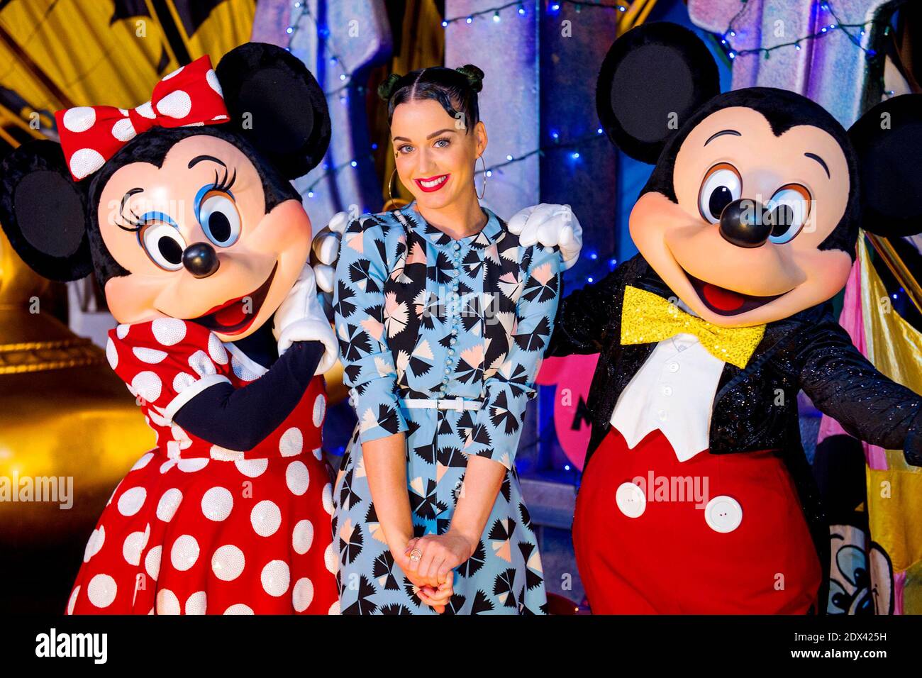 Sängerin Katy Perry besuchte Walt Disney World und posierte am 4. Juli 2014 mit Mickey Mouse und Minnie Mouse in Lake Buena Vista, Florida, USA für einige Medienfotos in Disney's Hollywood Studios. Foto von Chloe Rice/Disney Handout/ABACAPRESS.COM Stockfoto