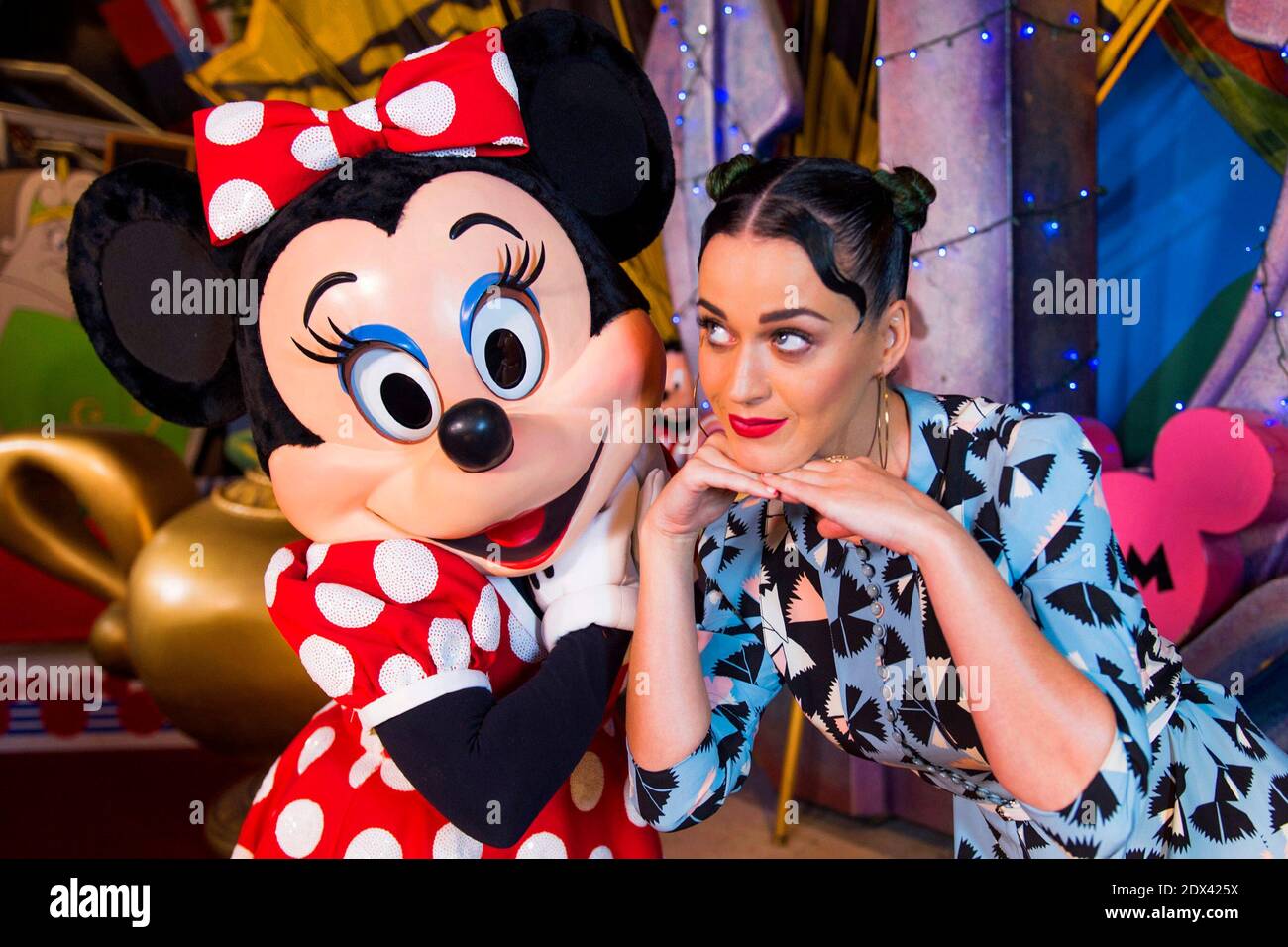 Sängerin Katy Perry besuchte Walt Disney World und posierte am 4. Juli 2014 mit Mickey Mouse und Minnie Mouse in Lake Buena Vista, Florida, USA für einige Medienfotos in Disney's Hollywood Studios. Foto von Chloe Rice/Disney Handout/ABACAPRESS.COM Stockfoto