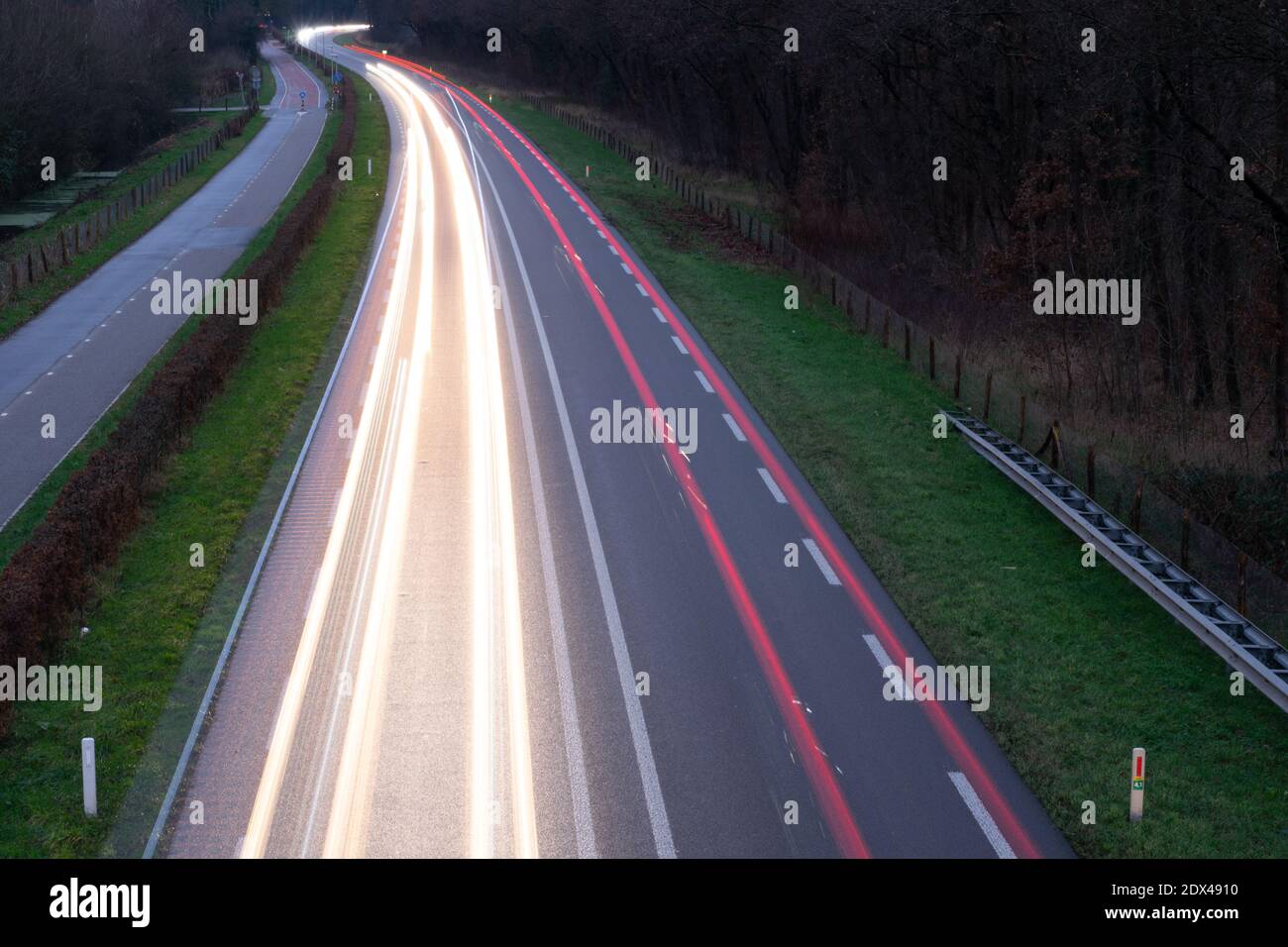 Langzeitaufnahme einer Autobahn in den Niederlanden Stockfoto