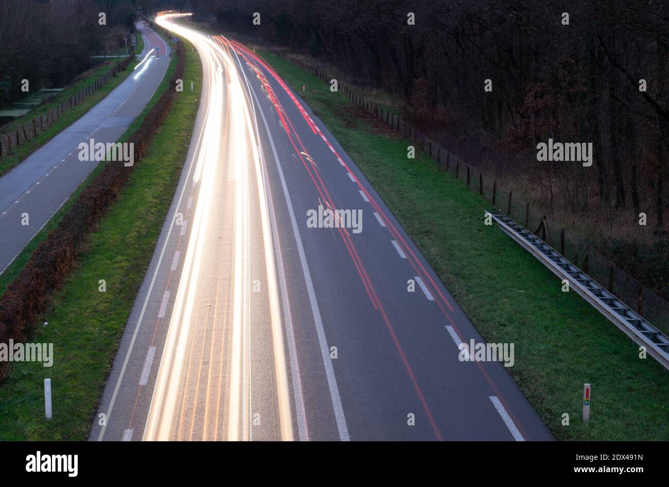 Langzeitaufnahme einer Autobahn in den Niederlanden Stockfoto