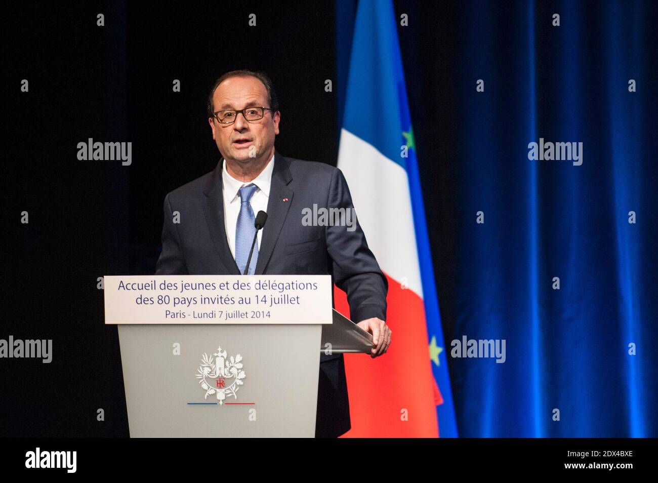 Der französische Präsident Francois Hollande hält eine Rede vor ausländischen Soldaten aus 80 Nationen, die im Ersten Weltkrieg für Frankreich gekämpft haben, und Nachkommen von Veteranen. Alle werden am 14. Juli an der Parade zum französischen Bastille-Tag teilnehmen, darunter drei Vertreter der algerischen Armee, eine Entscheidung, die unter rechtsextremen Gruppen bitter Wut über den Verlust Frankreichs seiner ehemaligen geschätzten Kolonie verursachte. Paris, Frankreich, am 07. Juli 2014. Foto von Kamil Zihnioglu/Pool/ABACAPRESS.COM Stockfoto