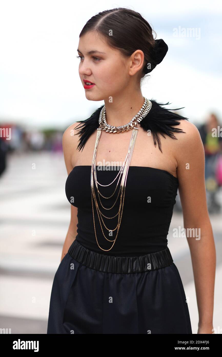 Elvira Abasova, Mode-Bloggerin (www.therussiancode.com) Ankunft in Armani Herbst-Winter 2014-2015 Haute Couture Show im Palais de Chaillot, Paris, Frankreich am 8. Juli 2014 statt. Sie trägt Toi et Moi Halskette. Foto von Marie-Paola Bertrand-Hillion/ABACAPRESS.COM Stockfoto Elvira Abasova, Mode-Bloggerin (www.therussiancode.com) Ankunft in Armani Herbst-Winter 2014-2015 Haute Couture Show im Palais de Chaillot, Paris, Frankreich am 8. Juli 2014 statt. Sie trägt Toi et Moi Halskette. Foto von Marie-Paola Bertrand-Hillion/ABACAPRESS.COM Stockfoto