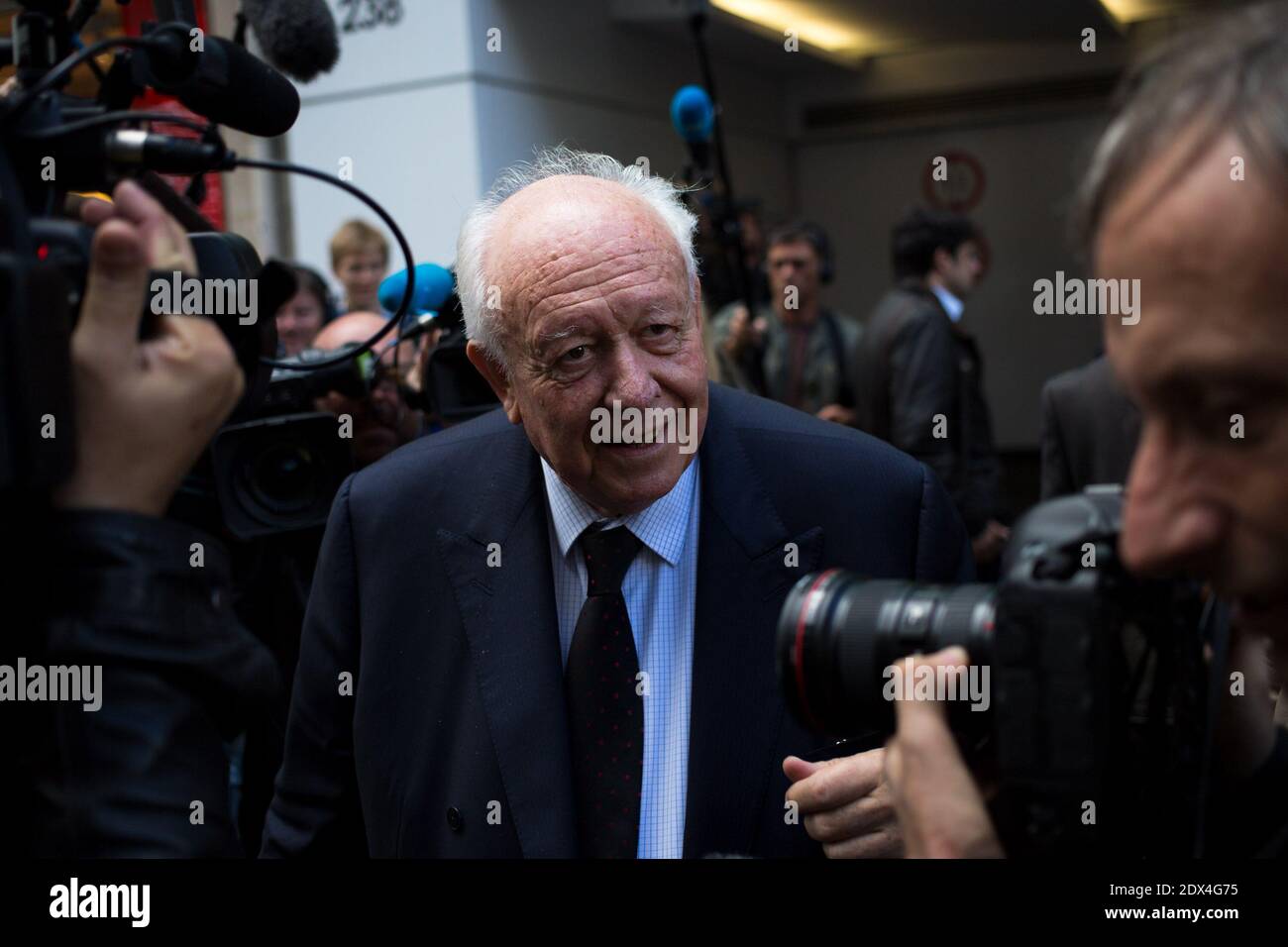 Der Bürgermeister von Marseille und der französische rechte UMP-Parteimitglied Jean-Claude Gaudin Gesten, als er nach dem treffen der q UMP-Parteiführer am 8. Juli 2014 in Paris ausscheidet. Alain Juppe, der als Interims-Präsident Teil des Triumvirats war, sagte am 8. Juli, dass die Partei bis 2017 arbeiten könne, wenn sie den "strikierenden Anforderungen" nach einer Rechnungsprüfung der Partei Folge. Foto von Emeric Fohlen/ABACAPRESS.COM Stockfoto