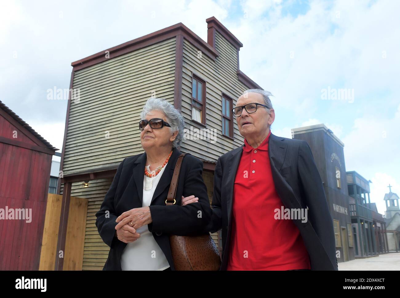 Der italienische Komponist und Oscar-Preisträger Ennio Morricone und seine Frau Maria Tavia besuchen "Cinecitta World", den neuen italienischen Film-Themenpark, der am 10. Juli 2014 in Rom, Italien, enthüllt wurde. Die Ambientemusik des westlichen Sets des Parks wird von Ennio Morricone, Gewinner des Ehrenakademie-Preises für Karriere im Jahr 2007, dem der Themenpark Westerns gewidmet ist. Der Look von Cinecitta World ist eine Mischung aus Schwert und Sandalen Epen, Fellineske und Bollywood Elemente, darunter riesige Elefanten, Science Fiction, Spaghetti Western und viele andere Themen von Dante Ferretti aus Th Stockfoto