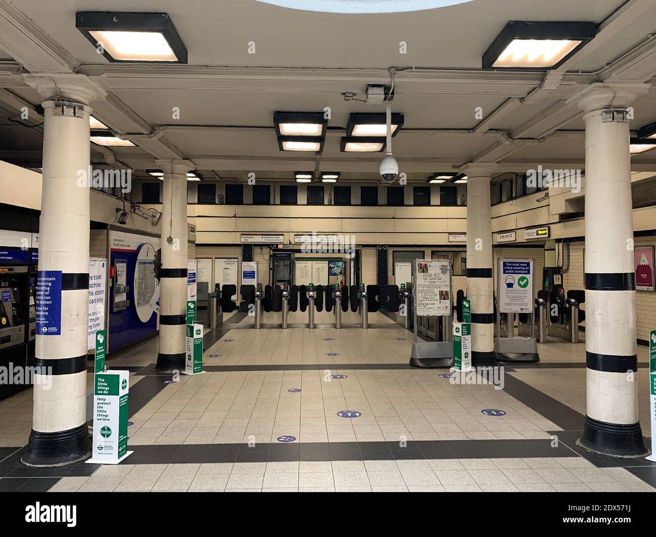 Leere Embankment U-Bahn-Station am Mittag, 22. Dezember 2020 Stockfoto