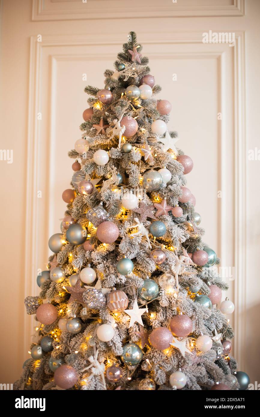 Weißer Weihnachtsbaum mit Kugeln und Lichterketten Stockfotografie