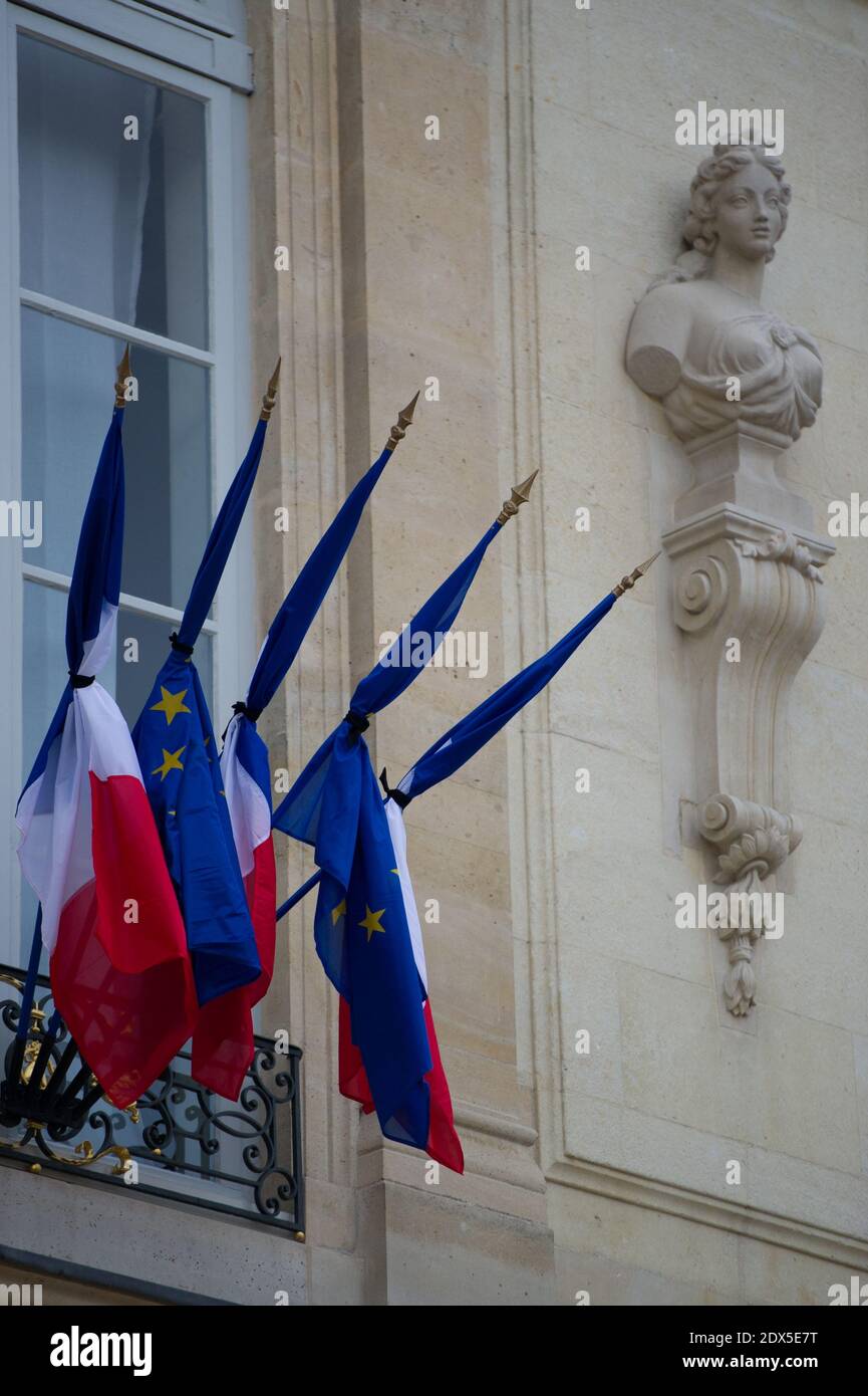 Als Zeichen der Trauer französische Flagge, die am 28. Juli 2014 auf dem Elysee Palace in Paris, Frankreich, mit Halbmast fliegt. Foto Thierry Orban/ABACAPRESS.COM Stockfoto