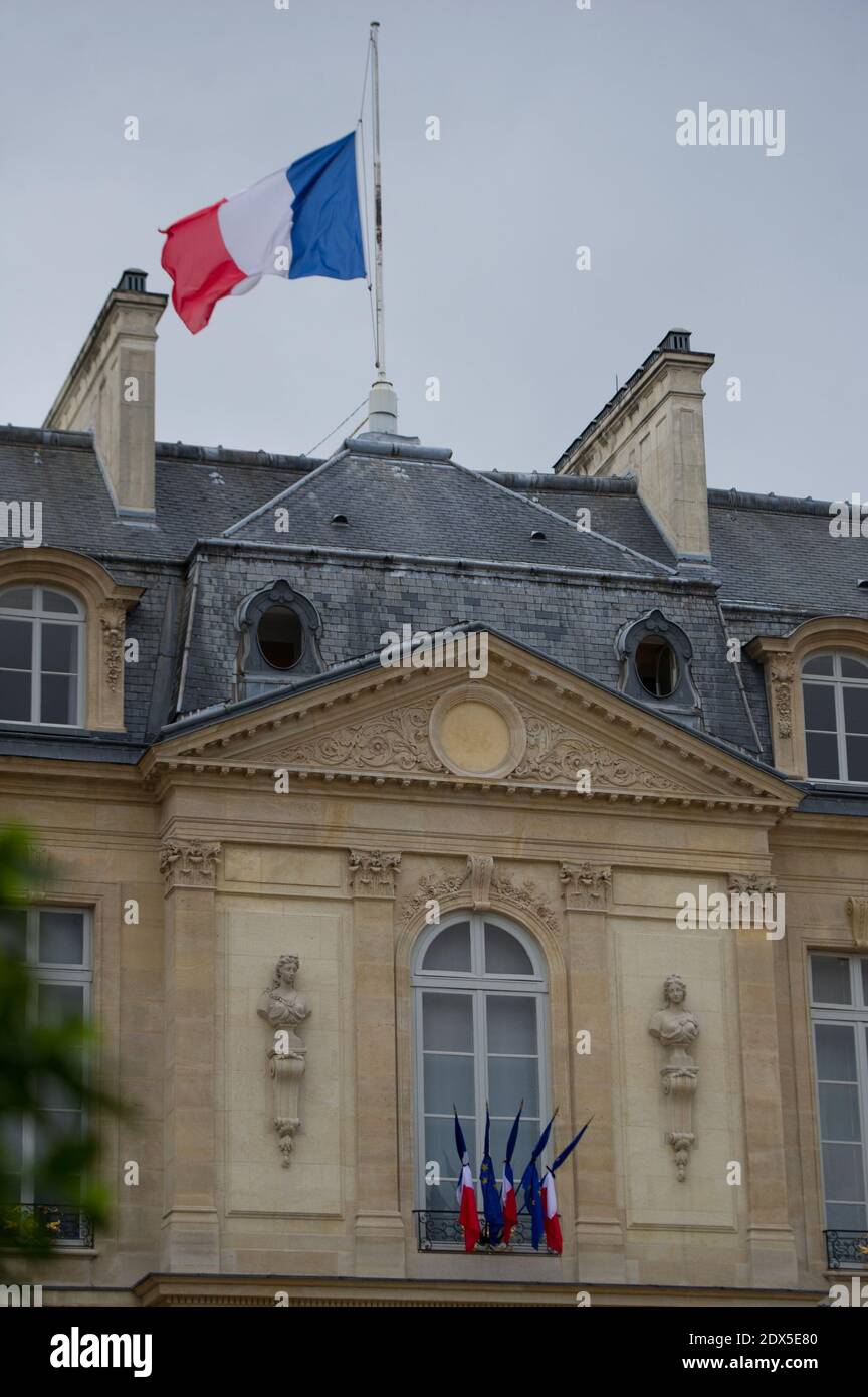 Als Zeichen der Trauer französische Flagge, die am 28. Juli 2014 auf dem Elysee Palace in Paris, Frankreich, mit Halbmast fliegt. Foto Thierry Orban/ABACAPRESS.COM Stockfoto
