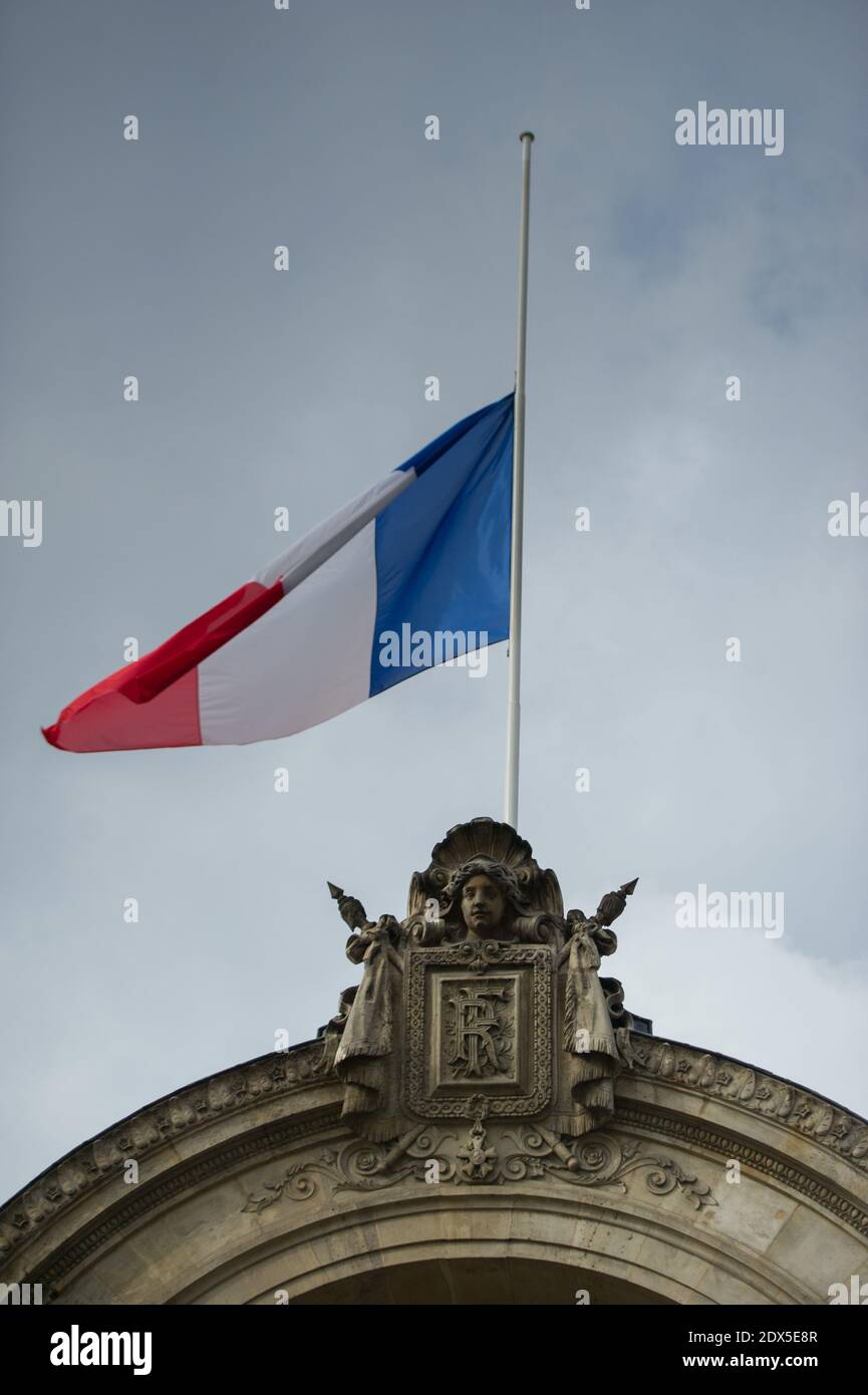 Als Zeichen der Trauer französische Flagge, die am 28. Juli 2014 auf dem Elysee Palace in Paris, Frankreich, mit Halbmast fliegt. Foto Thierry Orban/ABACAPRESS.COM Stockfoto