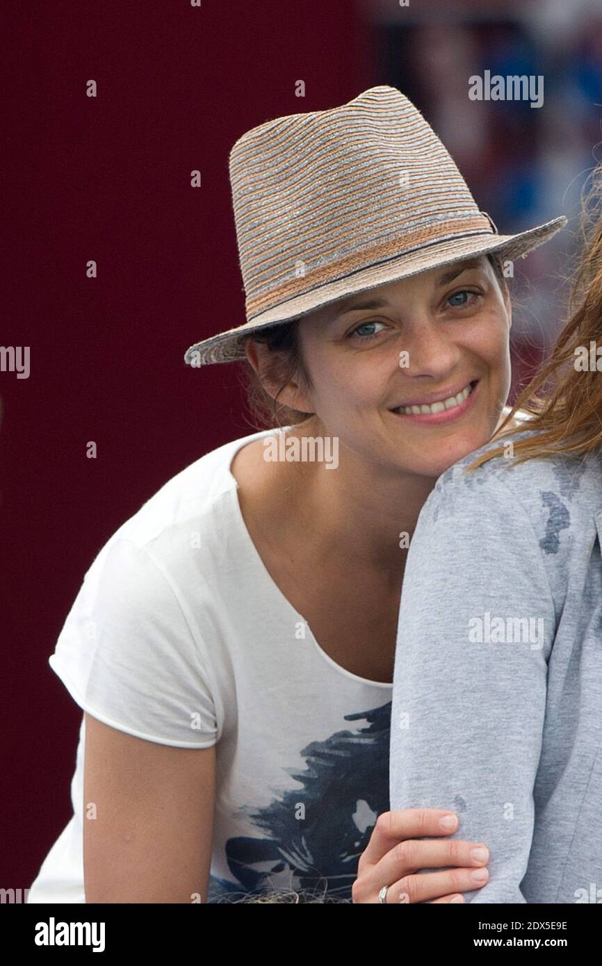 Die französische Schauspielerin Marion Cotillard nimmt am 27. Juli 2014 an der Jumping Longines Global Champions Tour in Chantilly, Frankreich, Teil. Foto von Laurent Zabulon/ABACAPRESS.COM Stockfoto