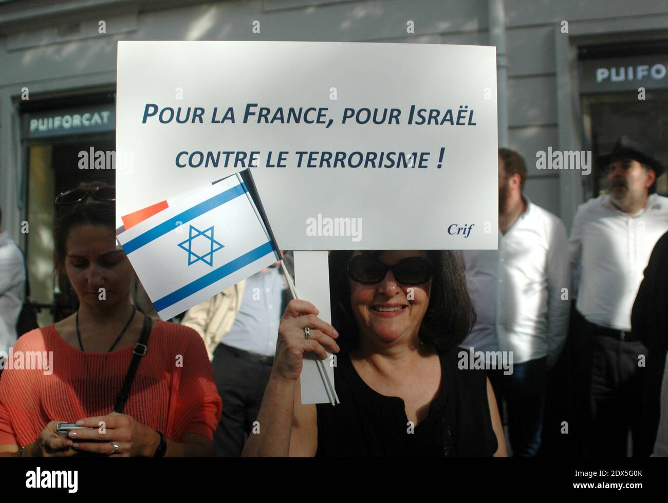 Am 31. Juli 2014 findet in Paris eine pro-israelische Demonstration statt, zu der der Repräsentativrat der jüdischen Institutionen in Frankreich (CRIF) vor der Botschaft des jüdischen Staates aufgerufen hat, da Frankreich erwägt, eine radikal-jüdische Gruppe, die Jewish Defence League (LDJ), aufzulösen. Deren Mitglieder bei Kundgebungen über die israelische Offensive in Gaza mit pro-palästinensischen Aktivisten zusammenstießen. Die Kundgebung ist eine Reaktion auf wochenlange pro-palästinensische Proteste, die von Zusammenstößen, Verhaftungen und Antisemitismusvorwürfen geprägt waren, bei denen Synagogen ins Visier genommen und israelische Flaggen verbrannt wurden. Foto von Alain Apaydin/ABACAPRESS.COM Stockfoto