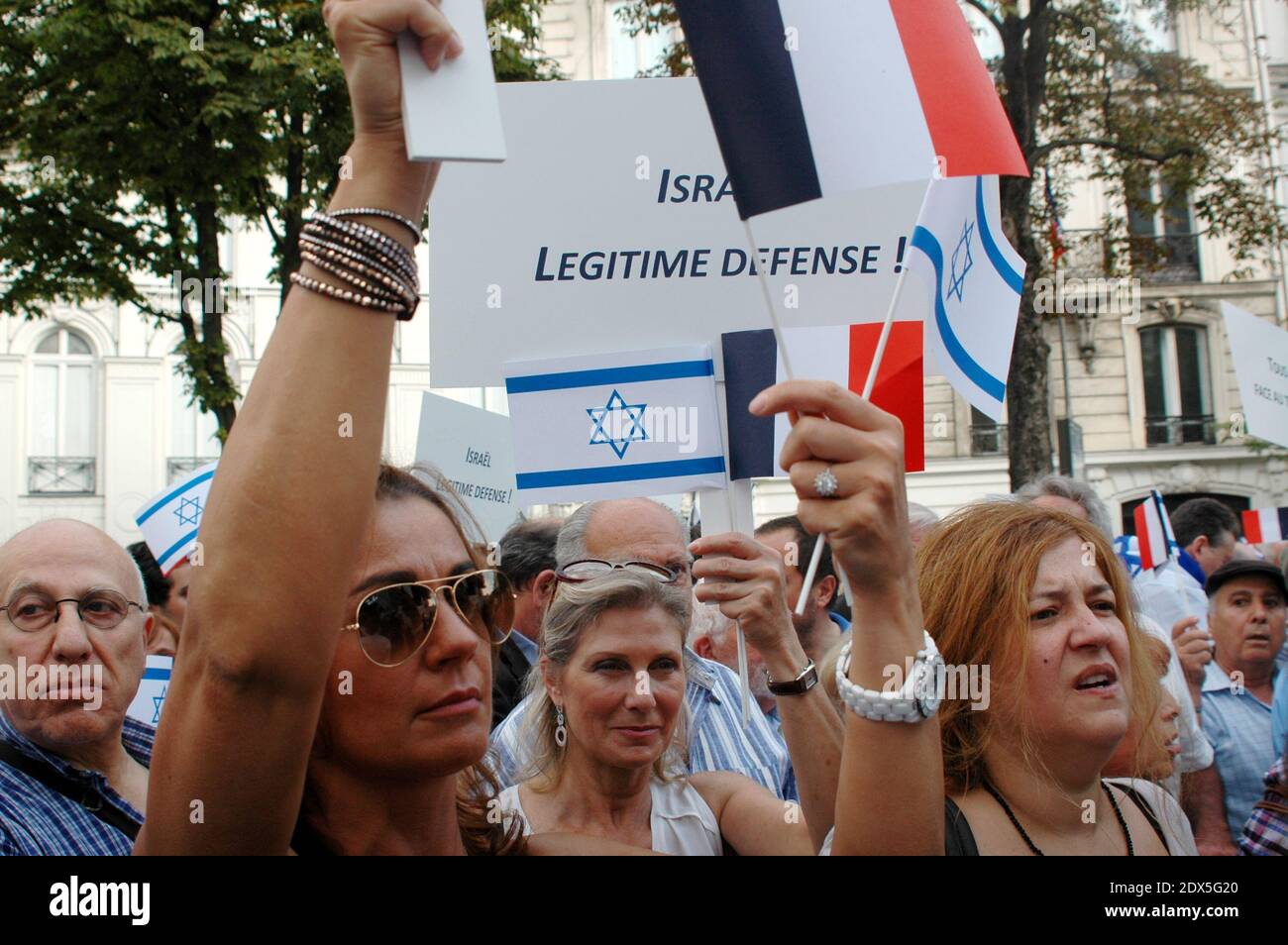 Am 31. Juli 2014 findet in Paris eine pro-israelische Demonstration statt, zu der der Repräsentativrat der jüdischen Institutionen in Frankreich (CRIF) vor der Botschaft des jüdischen Staates aufgerufen hat, da Frankreich erwägt, eine radikal-jüdische Gruppe, die Jewish Defence League (LDJ), aufzulösen. Deren Mitglieder bei Kundgebungen über die israelische Offensive in Gaza mit pro-palästinensischen Aktivisten zusammenstießen. Die Kundgebung ist eine Reaktion auf wochenlange pro-palästinensische Proteste, die von Zusammenstößen, Verhaftungen und Antisemitismusvorwürfen geprägt waren, bei denen Synagogen ins Visier genommen und israelische Flaggen verbrannt wurden. Foto von Alain Apaydin/ABACAPRESS.COM Stockfoto