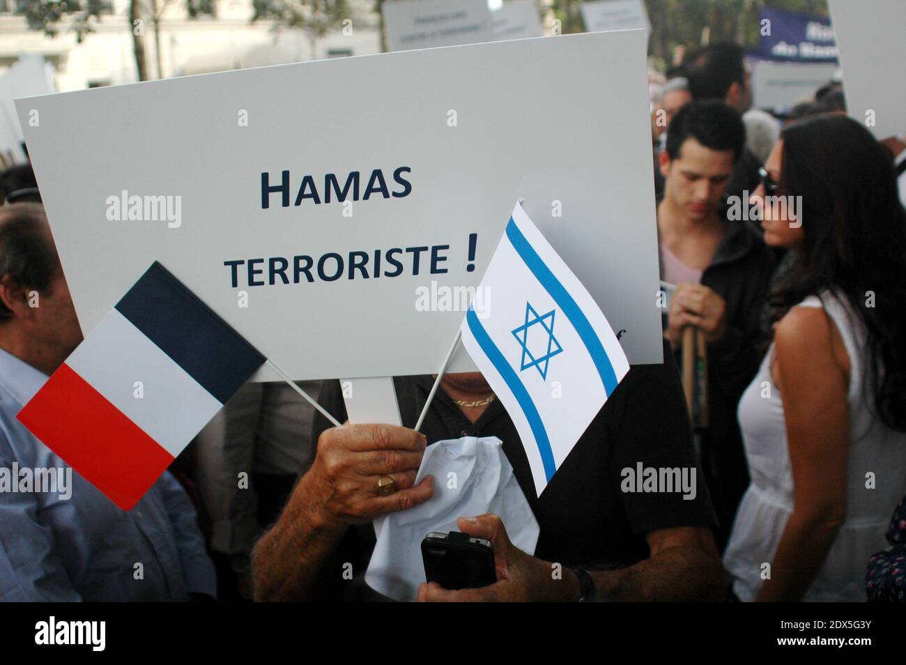 Am 31. Juli 2014 findet in Paris eine pro-israelische Demonstration statt, zu der der Repräsentativrat der jüdischen Institutionen in Frankreich (CRIF) vor der Botschaft des jüdischen Staates aufgerufen hat, da Frankreich erwägt, eine radikal-jüdische Gruppe, die Jewish Defence League (LDJ), aufzulösen. Deren Mitglieder bei Kundgebungen über die israelische Offensive in Gaza mit pro-palästinensischen Aktivisten zusammenstießen. Die Kundgebung ist eine Reaktion auf wochenlange pro-palästinensische Proteste, die von Zusammenstößen, Verhaftungen und Antisemitismusvorwürfen geprägt waren, bei denen Synagogen ins Visier genommen und israelische Flaggen verbrannt wurden. Foto von Alain Apaydin/ABACAPRESS.COM Stockfoto