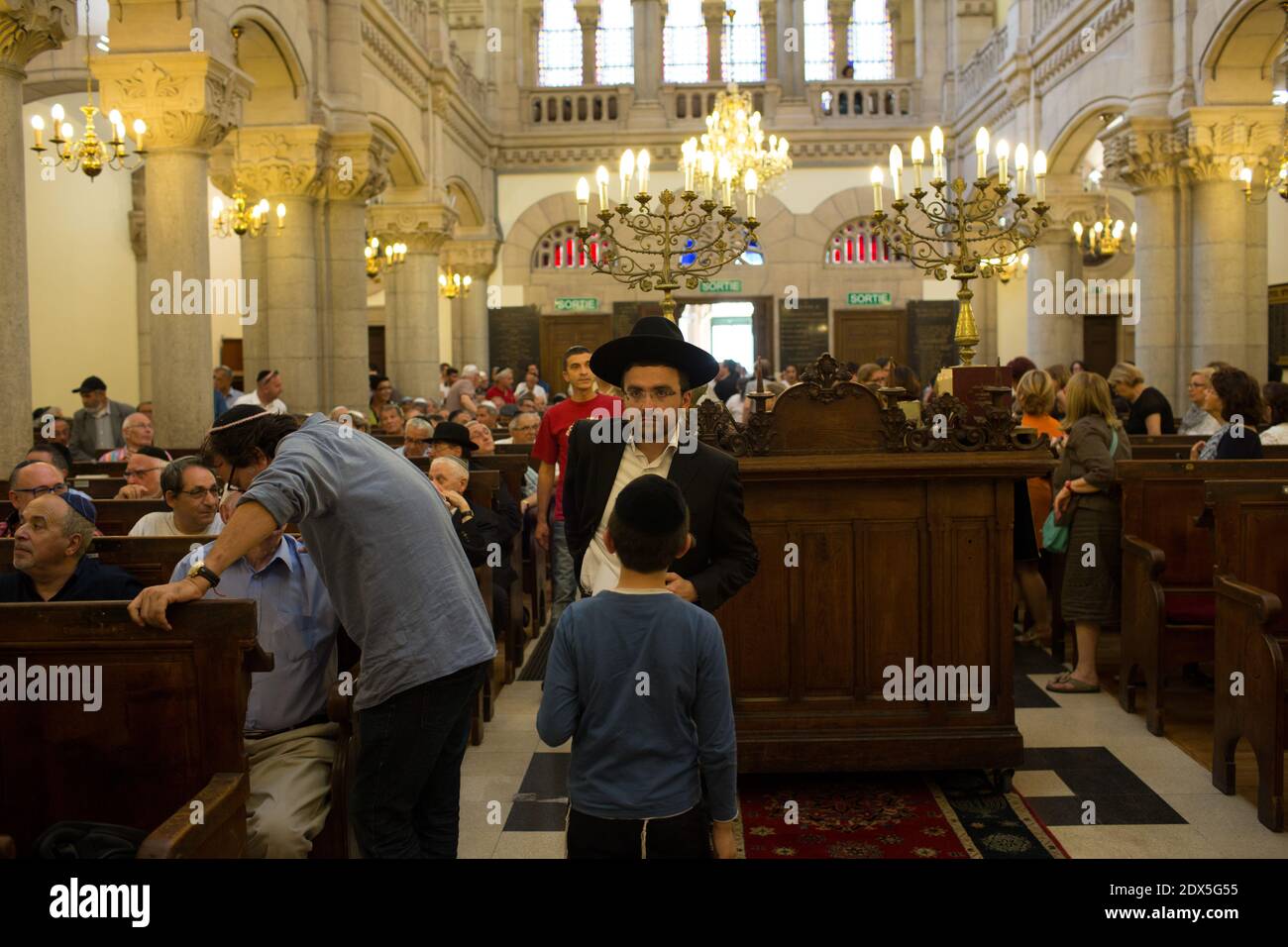 Am 31. Juli 2014 versammeln sich die Menschen in der Synagoge von Lyon zu einer Gebetszeremonie in Lyon im Südosten Frankreichs. Heute nahmen die Menschen an einer Demonstration vor der Synagoge Teil, die vom repräsentativen Rat der jüdischen Institutionen in Frankreich (CRIF) einberufen wurde, da Frankreich erwägt, eine radikale jüdische Gruppe, die Jewish Defence League (LDJ), aufzulösen, deren Mitglieder bei Kundgebungen über die israelische Offensive in Gaza mit pro-palästinensischen Aktivisten zusammenstießen. Die Kundgebung ist eine Reaktion auf wochenlange pro-palästinensische Proteste, die von Zusammenstößen, Verhaftungen und Antisemitismusvorwürfen gekennzeichnet sind, bei denen Synagogen als Zielscheibe genommen wurden Stockfoto