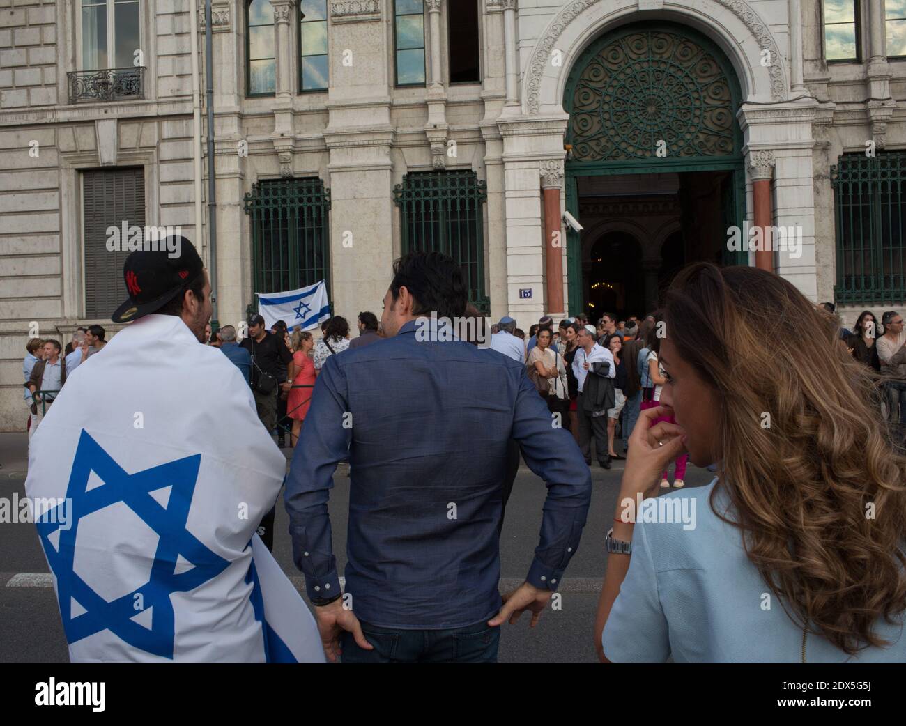Am 31. Juli 2014 versammeln sich die Menschen in der Synagoge von Lyon zu einer Gebetszeremonie in Lyon im Südosten Frankreichs. Heute nahmen die Menschen an einer Demonstration vor der Synagoge Teil, die vom repräsentativen Rat der jüdischen Institutionen in Frankreich (CRIF) einberufen wurde, da Frankreich erwägt, eine radikale jüdische Gruppe, die Jewish Defence League (LDJ), aufzulösen, deren Mitglieder bei Kundgebungen über die israelische Offensive in Gaza mit pro-palästinensischen Aktivisten zusammenstießen. Die Kundgebung ist eine Reaktion auf wochenlange pro-palästinensische Proteste, die von Zusammenstößen, Verhaftungen und Antisemitismusvorwürfen gekennzeichnet sind, bei denen Synagogen als Zielscheibe genommen wurden Stockfoto