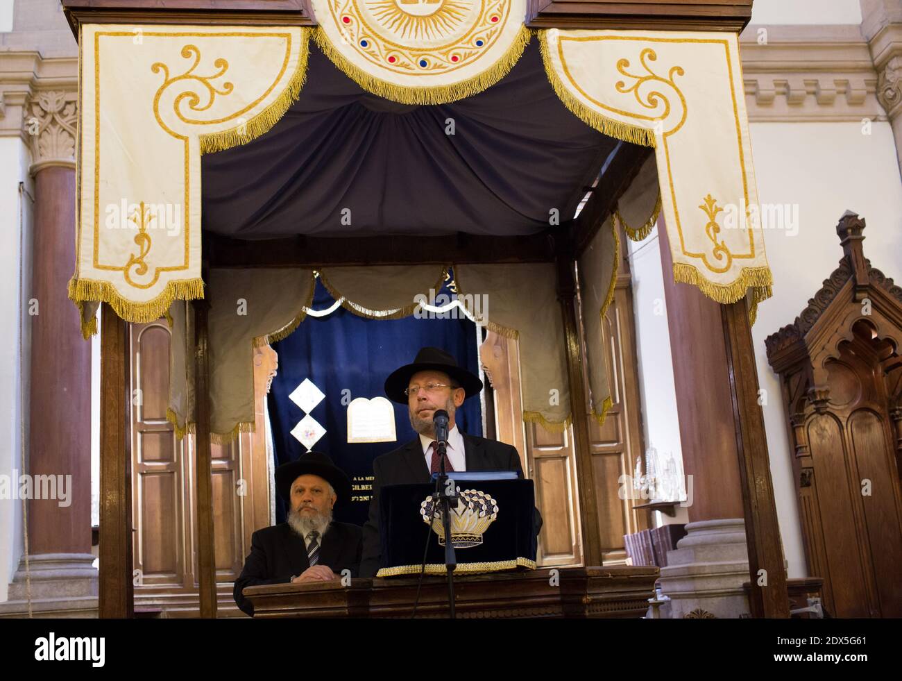 Am 31. Juli 2014 versammeln sich die Menschen in der Synagoge von Lyon zu einer Gebetszeremonie in Lyon im Südosten Frankreichs. Heute nahmen die Menschen an einer Demonstration vor der Synagoge Teil, die vom repräsentativen Rat der jüdischen Institutionen in Frankreich (CRIF) einberufen wurde, da Frankreich erwägt, eine radikale jüdische Gruppe, die Jewish Defence League (LDJ), aufzulösen, deren Mitglieder bei Kundgebungen über die israelische Offensive in Gaza mit pro-palästinensischen Aktivisten zusammenstießen. Die Kundgebung ist eine Reaktion auf wochenlange pro-palästinensische Proteste, die von Zusammenstößen, Verhaftungen und Antisemitismusvorwürfen gekennzeichnet sind, bei denen Synagogen als Zielscheibe genommen wurden Stockfoto