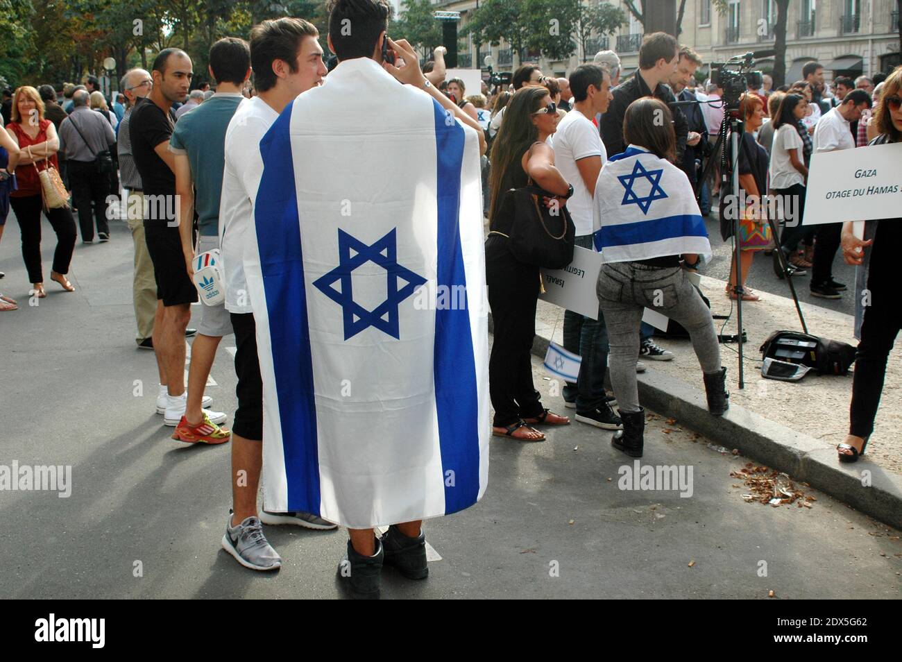Am 31. Juli 2014 findet in Paris eine pro-israelische Demonstration statt, zu der der Repräsentativrat der jüdischen Institutionen in Frankreich (CRIF) vor der Botschaft des jüdischen Staates aufgerufen hat, da Frankreich erwägt, eine radikal-jüdische Gruppe, die Jewish Defence League (LDJ), aufzulösen. Deren Mitglieder bei Kundgebungen über die israelische Offensive in Gaza mit pro-palästinensischen Aktivisten zusammenstießen. Die Kundgebung ist eine Reaktion auf wochenlange pro-palästinensische Proteste, die von Zusammenstößen, Verhaftungen und Antisemitismusvorwürfen geprägt waren, bei denen Synagogen ins Visier genommen und israelische Flaggen verbrannt wurden. Foto von Alain Apaydin/ABACAPRESS.COM Stockfoto